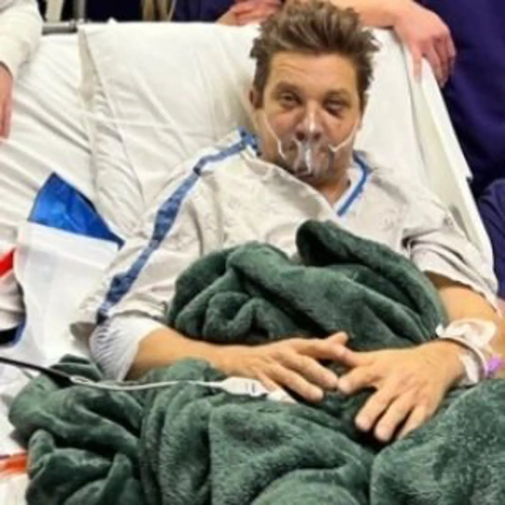 Ťažko zranený herec Jeremy Renner (52) je našťastie z najhoršieho von. Po desivej nehode, kedy si pri práci so snežným pluhom vážne poranil dolnú končatinu je opäť pri vedomí a najnovšia snímka z oslavy jeho narodenín potešila nie jedného fanúšika.