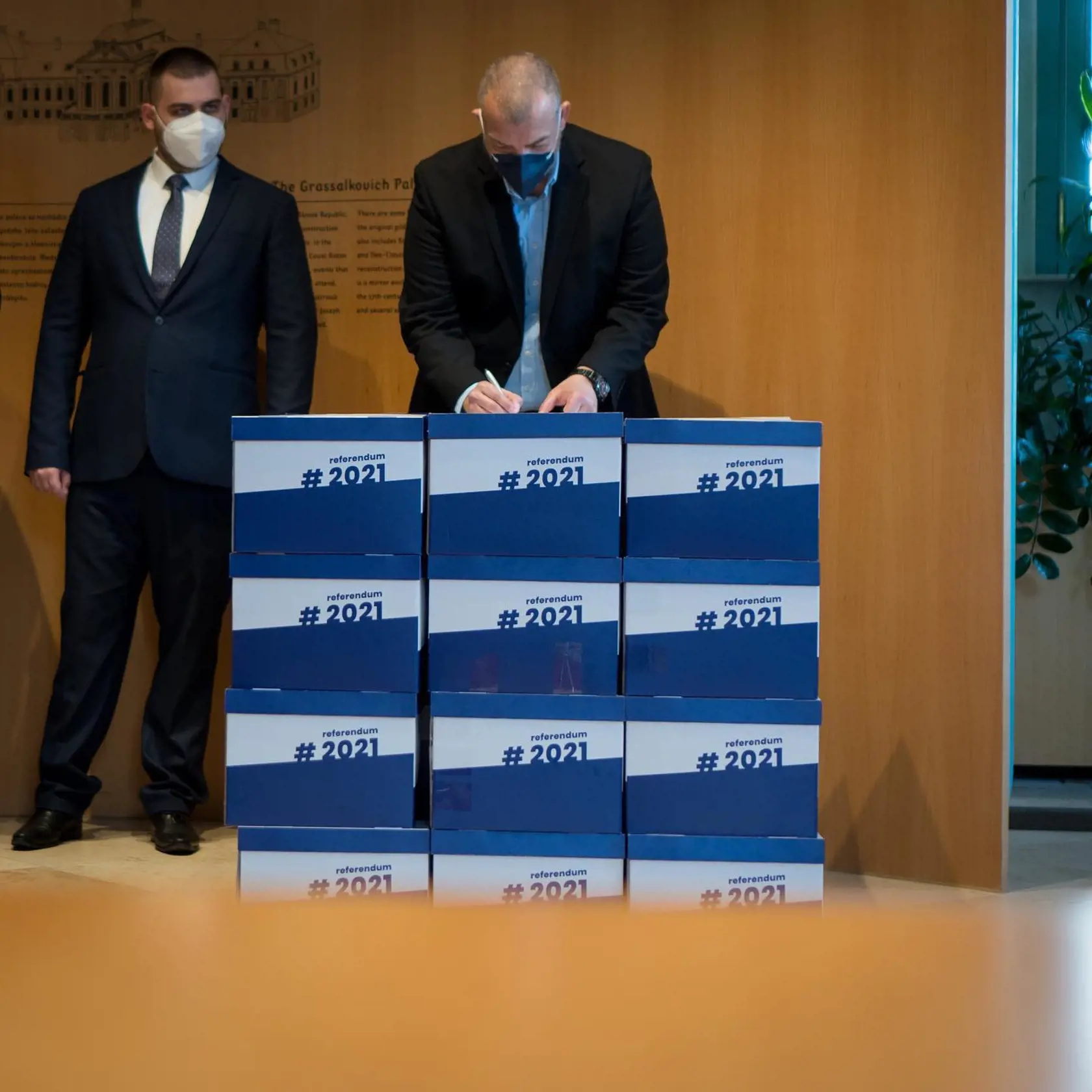 Vyzbieranie petičných hárkov pre referendum