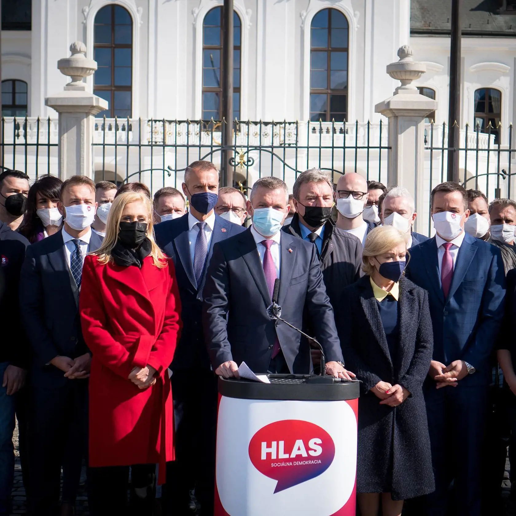 Na snímke členovia strany Hlas-SD na brífingu s novinármi pred Prezidentský palác na tému "Referendum za predčasné voľby" 3. máj 2021 v Bratislave. FOTO TASR - Martin Baumann