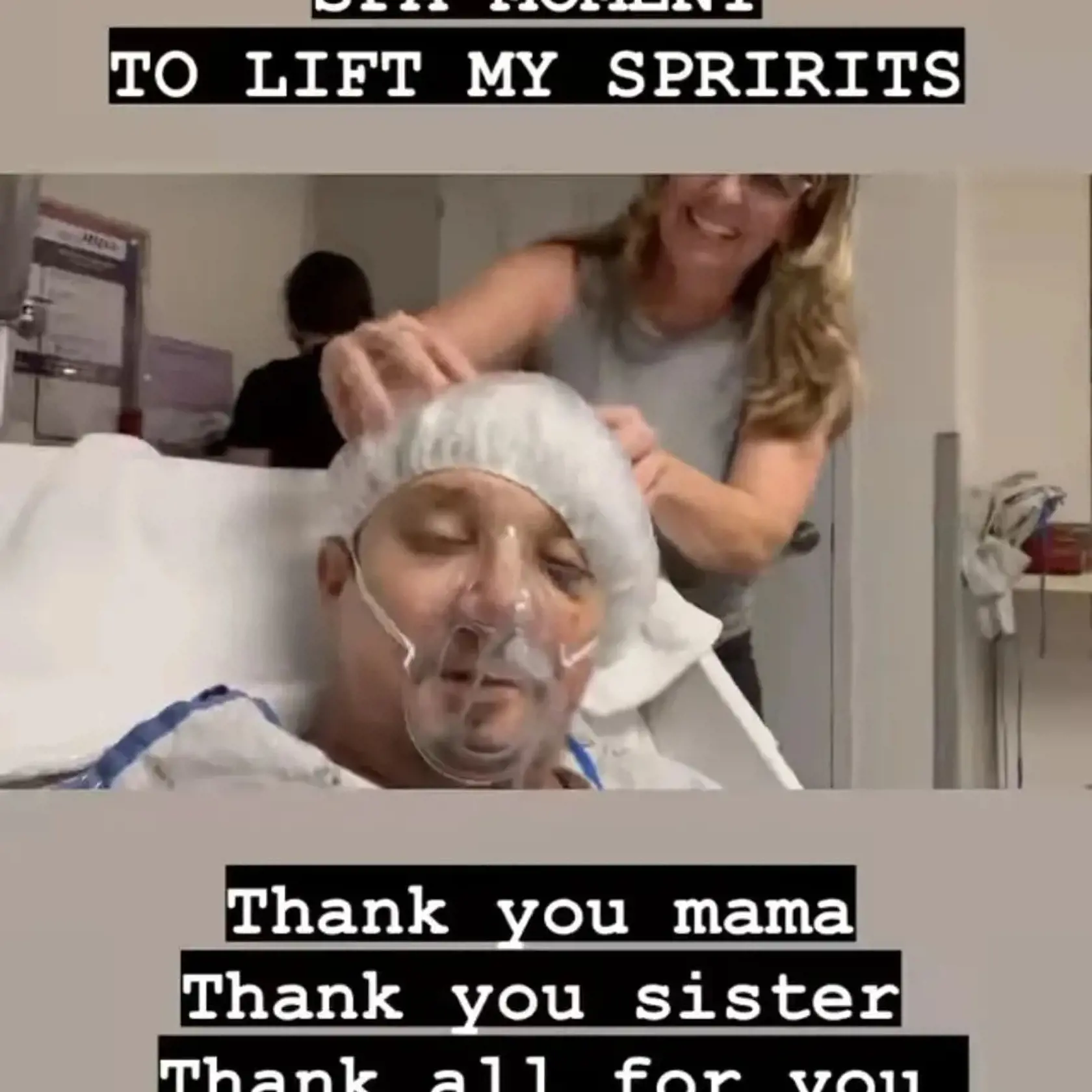 Ťažko zranený herec Jeremy Renner (52) je našťastie z najhoršieho von. Po desivej nehode, kedy si pri práci so snežným pluhom vážne poranil dolnú končatinu je opäť pri vedomí a najnovšia snímka z oslavy jeho narodenín potešila nie jedného fanúšika.