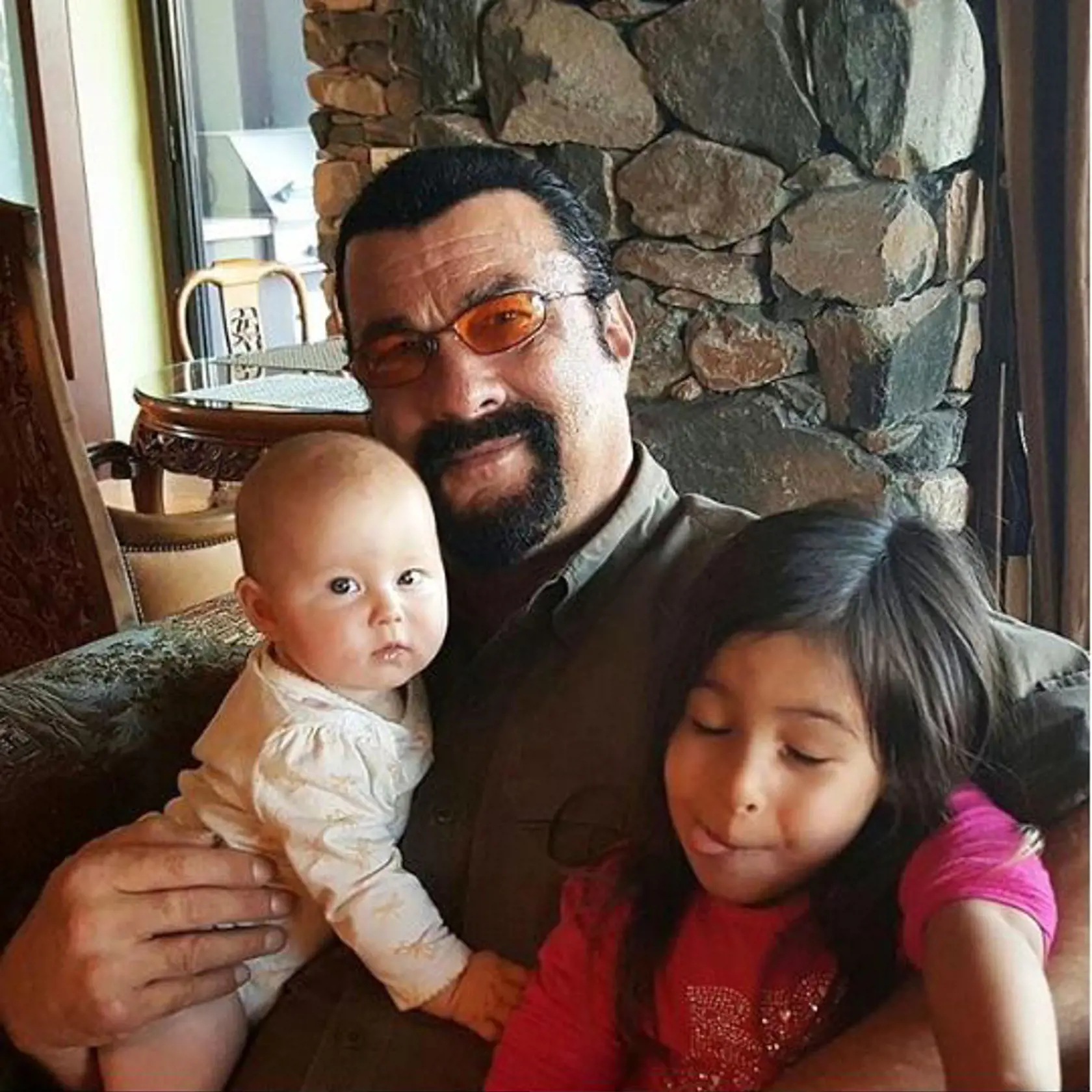 Seagal má už 70 rokov, nečudo teda, že sa teší nielen z detí, ale i vnúčat.