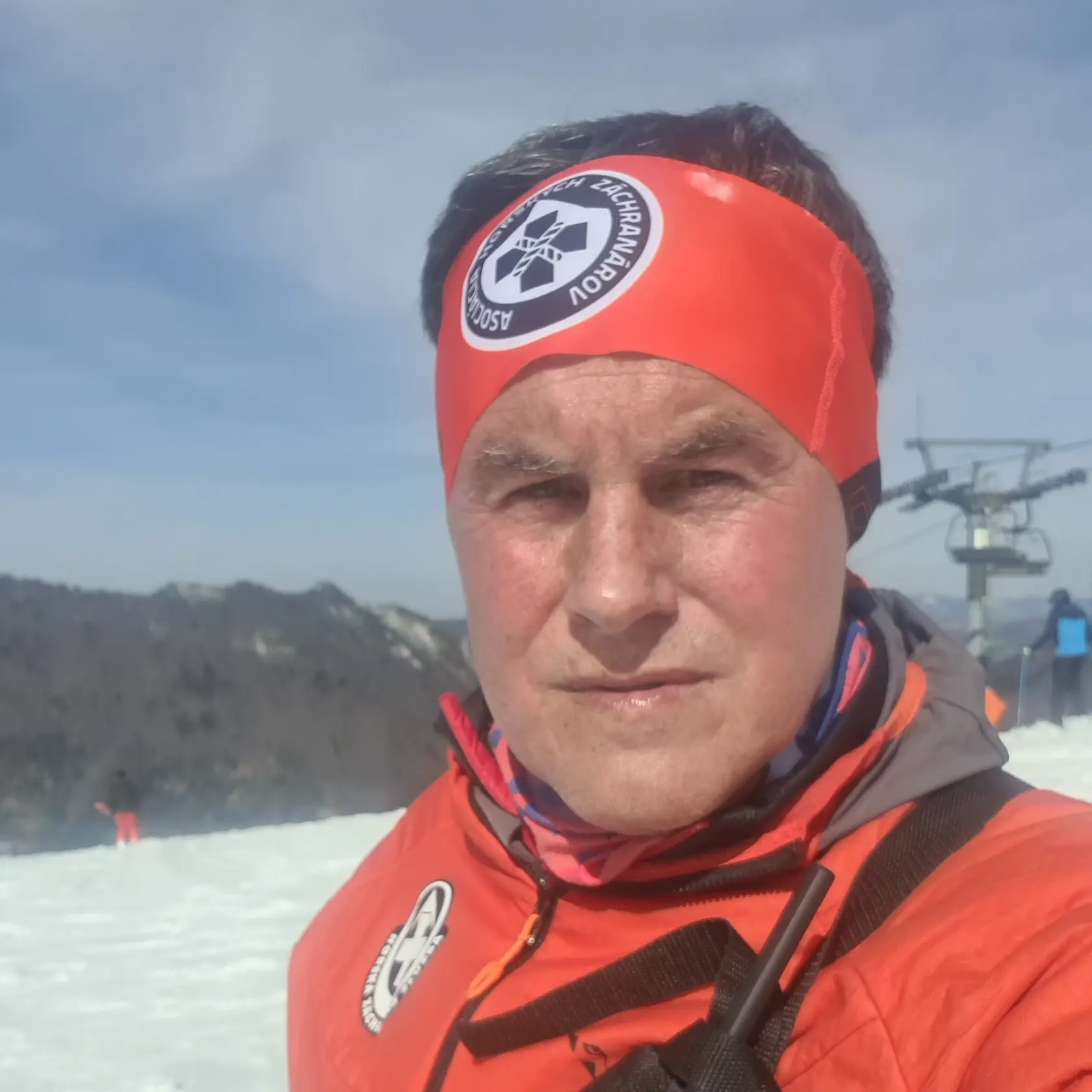 J. Mičo je dlhoročný horský záchranár.