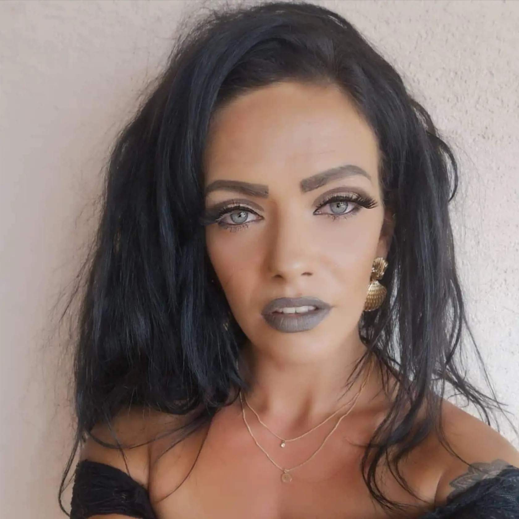 Renáta K. je od svojho manžela Jána výrazne mladšia. Ján bude mať o dva roky šesťdesiatku, Renáta má len 34 rokov.