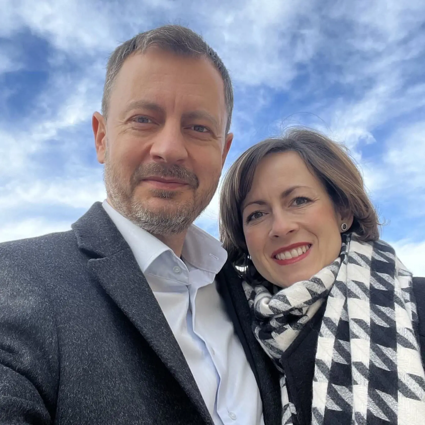 "Pozdravujem vás a prajem vám krásnu sobotu. Verím, že ju prežijete zmysluplne. My smerujeme na oslavu 50tky. 🙂," napísal Heger.