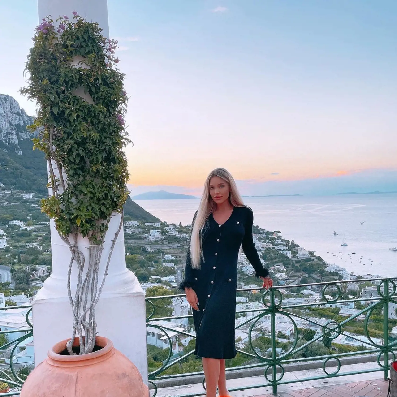 Mladá kráska má na sociálnej sieti celú sériu fotiek, ktoré dokazujú, že miluje luxus, drahé oblečenie aj exkluzívne módne doplnky. Dior, Bottega Veneta, či Louis Vuitton sú len niektoré zo zvučných značiek, ktorých výrobky vlastní. Plavovláska je tiež vášnivou cestovateľkou. Pomerne často trávi dovolenky v exotike, čo svedčí o tom, že je finančne zabezpečená a môže si takýto luxus dovoliť.