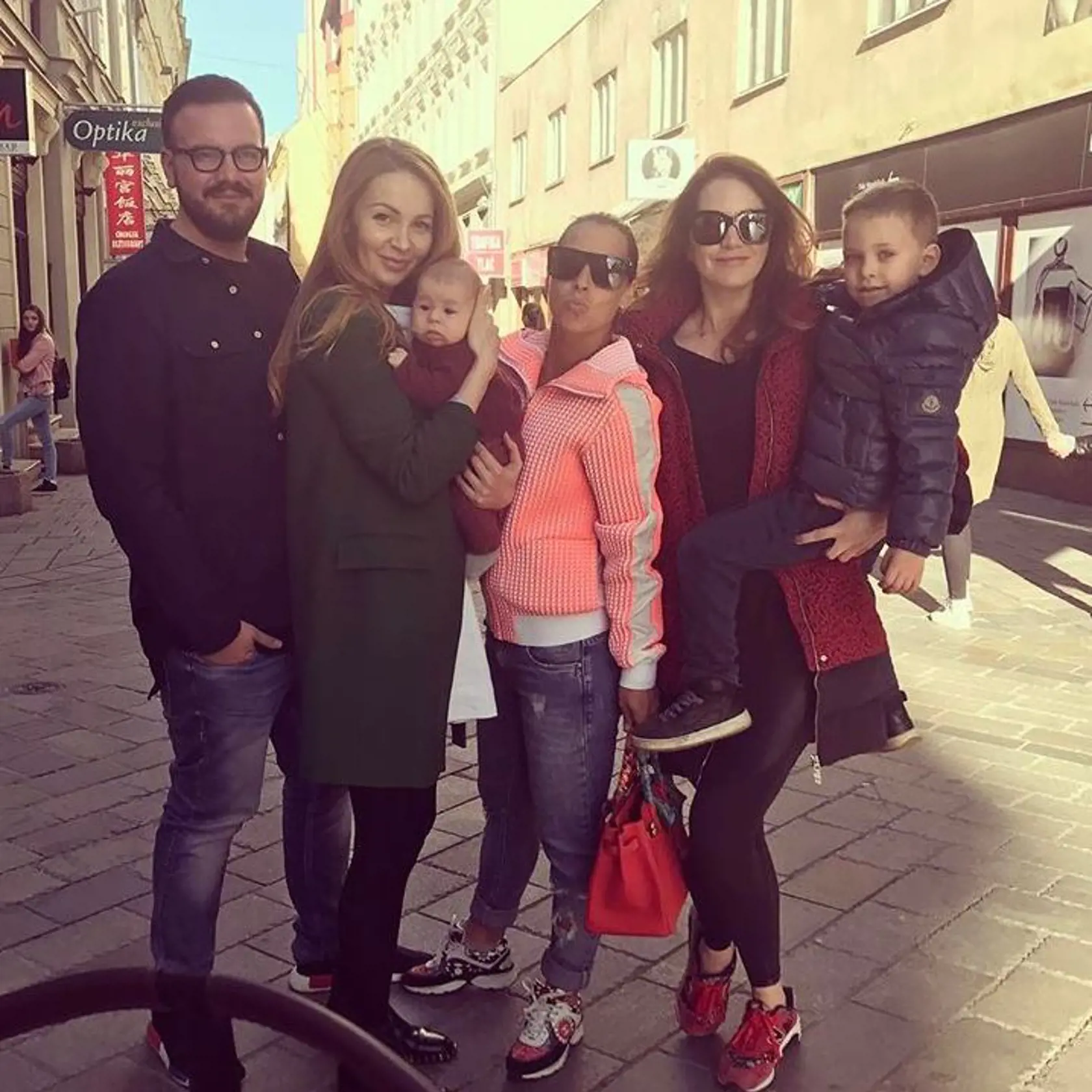 Domi je na prechádzke so svojou partičkou.