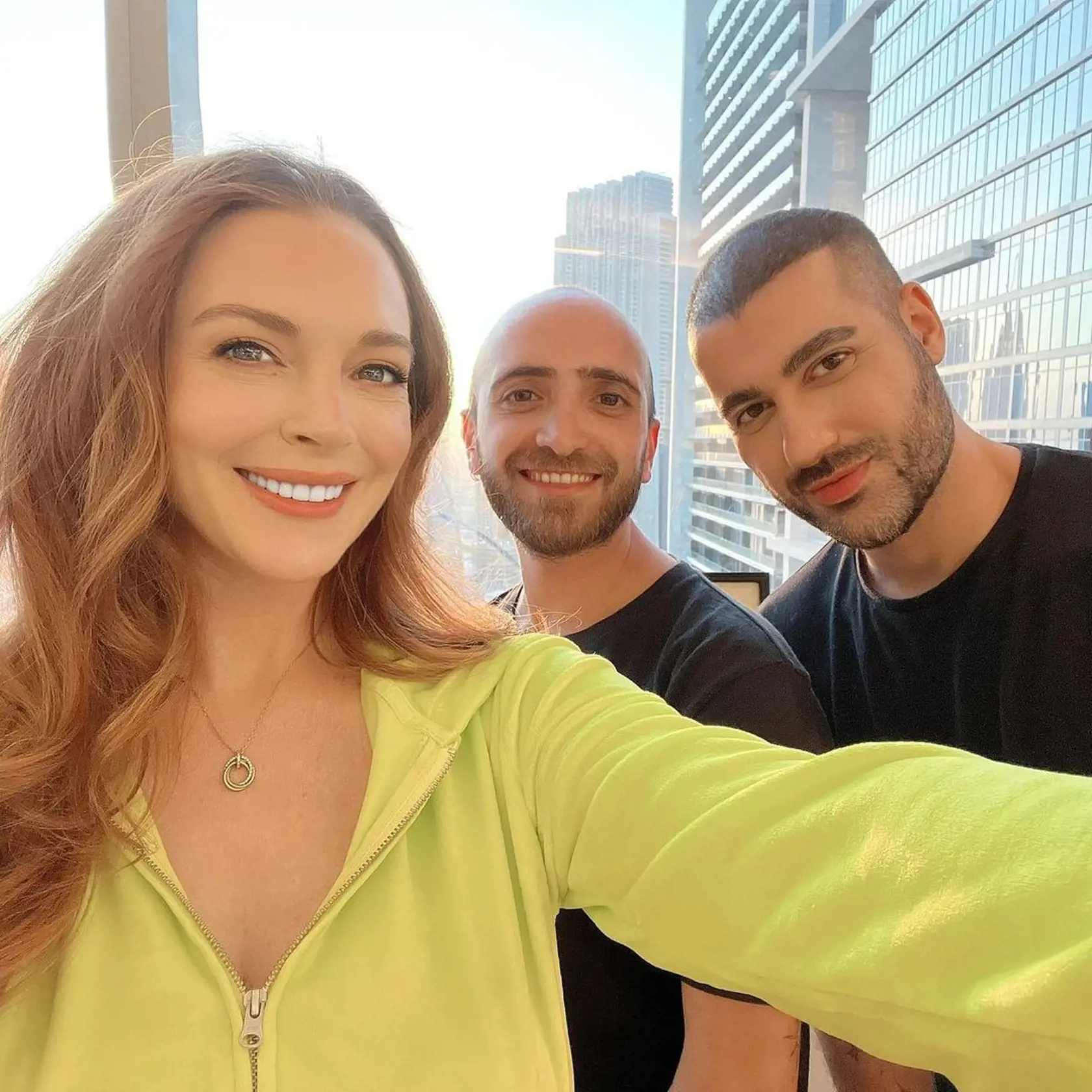 Lindsay Lohan sa pomaly vracia na scénu.