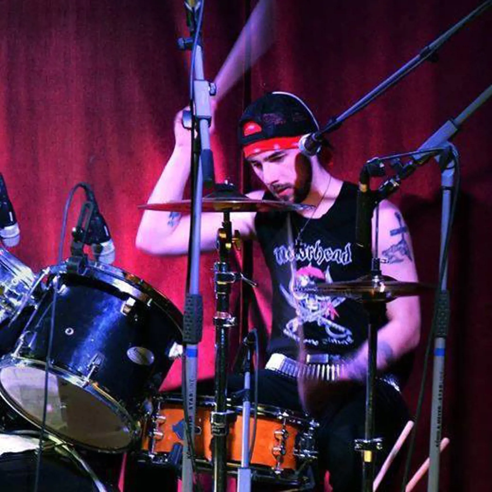Hudobný svet prišiel o ďalšieho talentovaného hudobníka. V mladom veku totiž navždy odišiel bubeník a aktuálny spevák skupiny Metalheart Peter Maron.