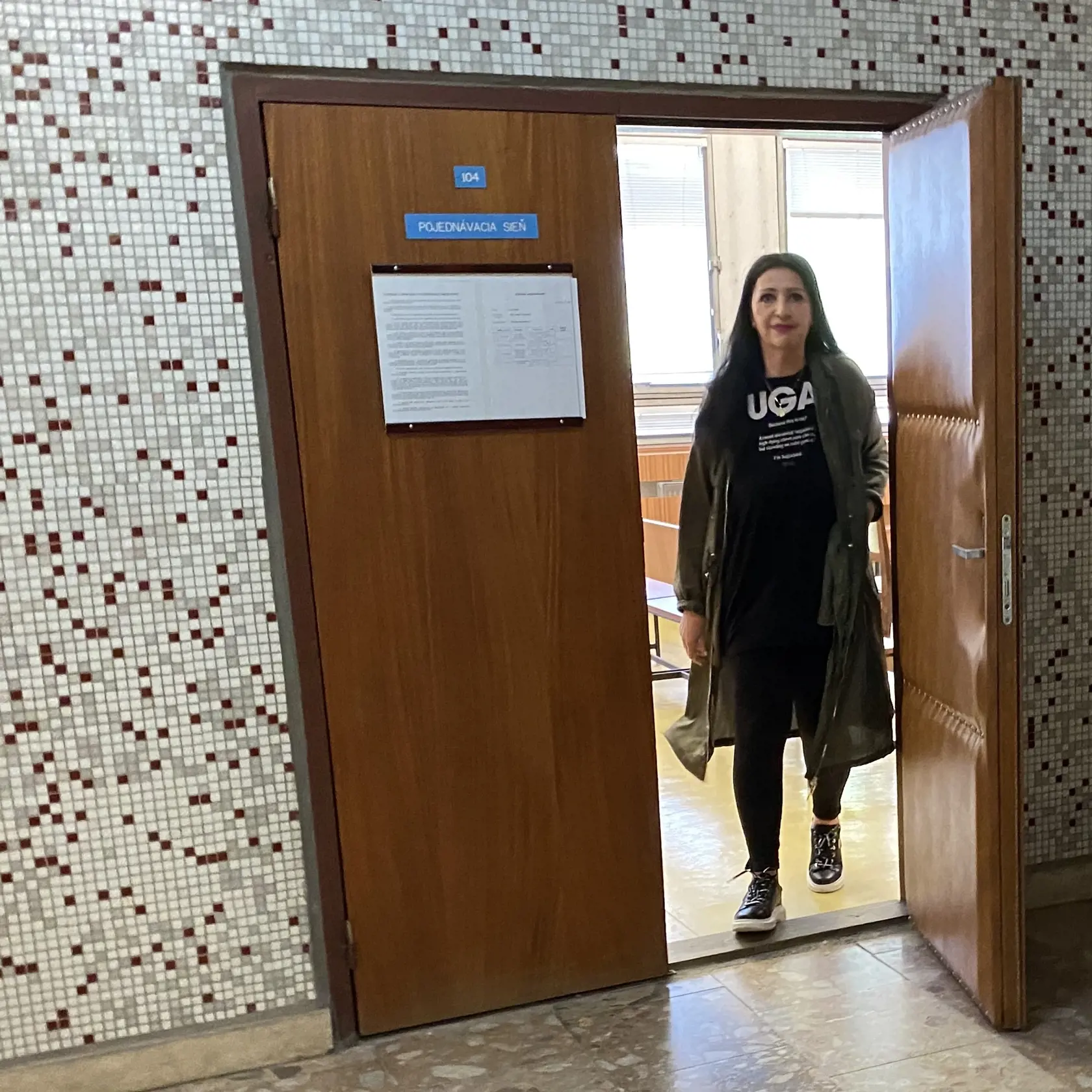 Nora Kabrheľová vycháza z pojednávacej miestnosti.