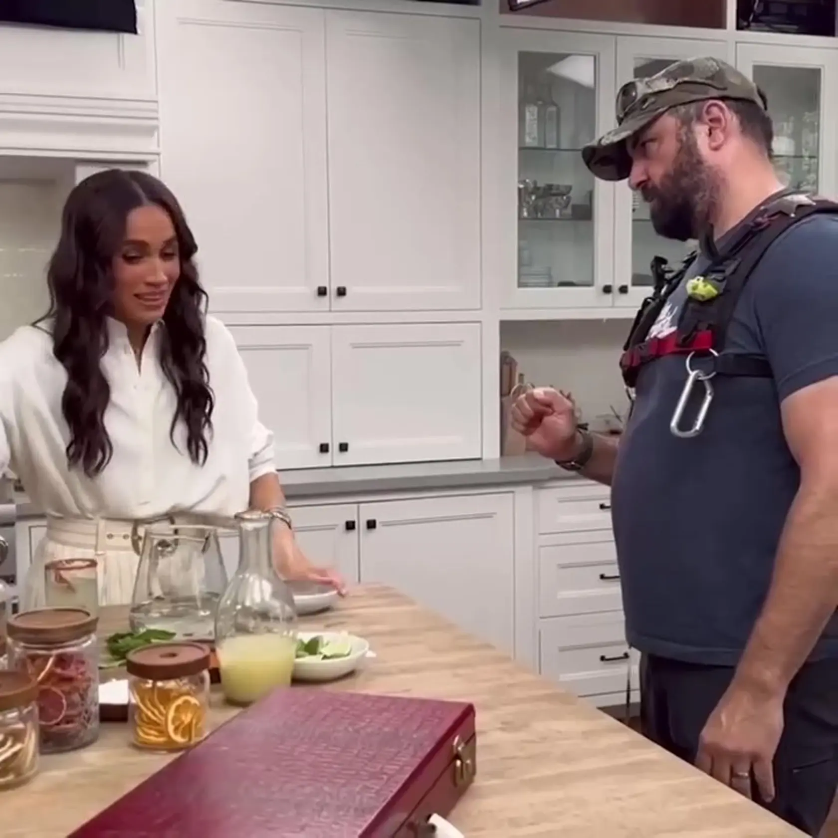 Meghan Markle má svoju kulinársku šou na Netflixe. Kuchyňa je krémovej farbe v štýle Shaker.
