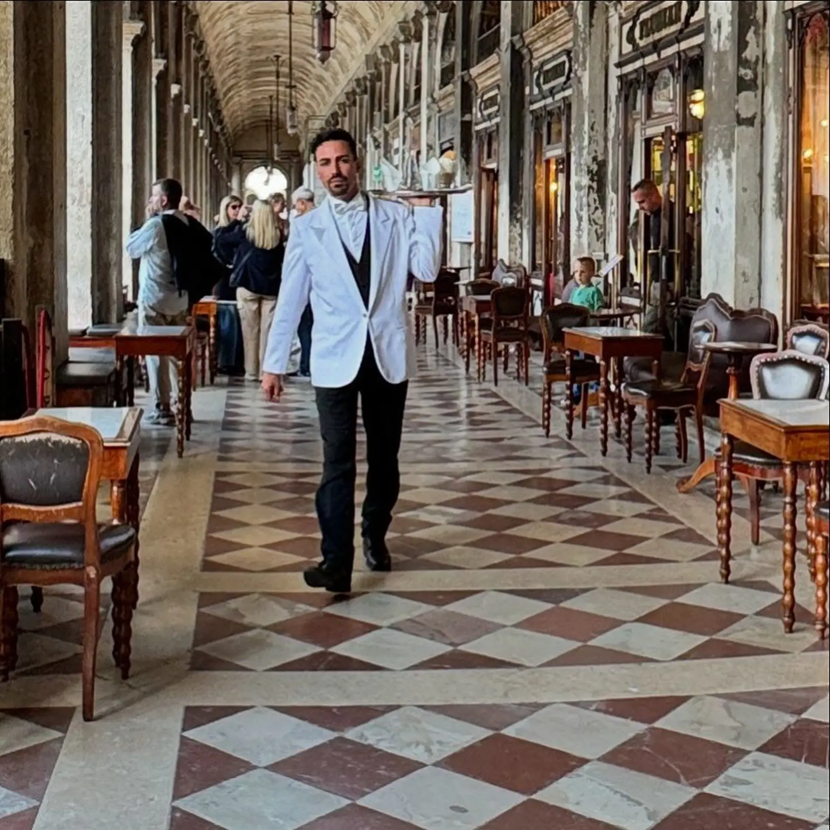 Luxusný interiér Caffè Florian, ktorá funguje nepretržite už vyše 300 rokov. 