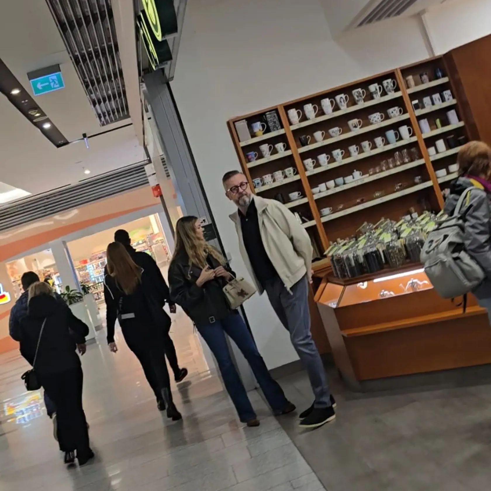 Exkluzívne zábery exministra Martina Glváča s misskou Annou Amenovou. Párik si užil spoločné chvíle v nákupnom centre, kde si obzerali obchody a najedli sa.