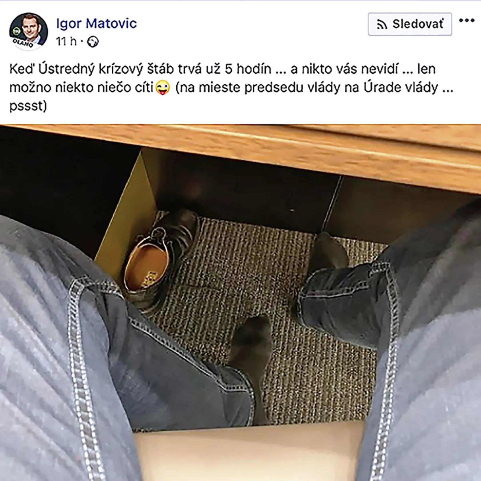 Igor Matovič sa sám odfotil vyzutý počas rokovaní.