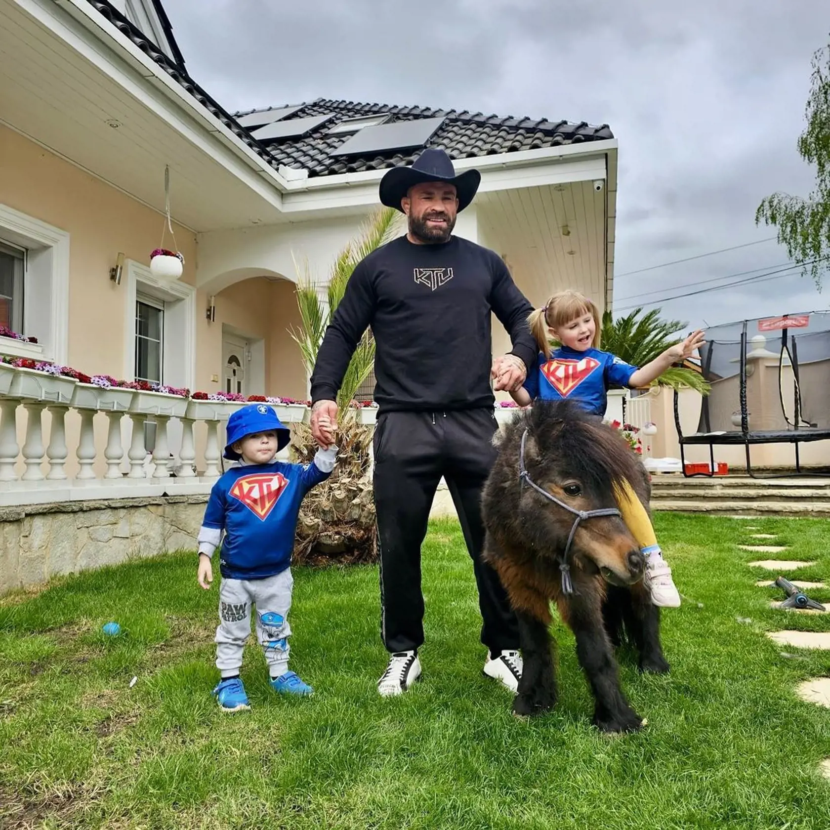 Teraz si Vémolove deti užili doma poníka. „Rád svojim deťom plním všetky ich sny. Škoda, že Lela nemala takú radosť ako oni,“ bavil sa na instagrame Vémola.