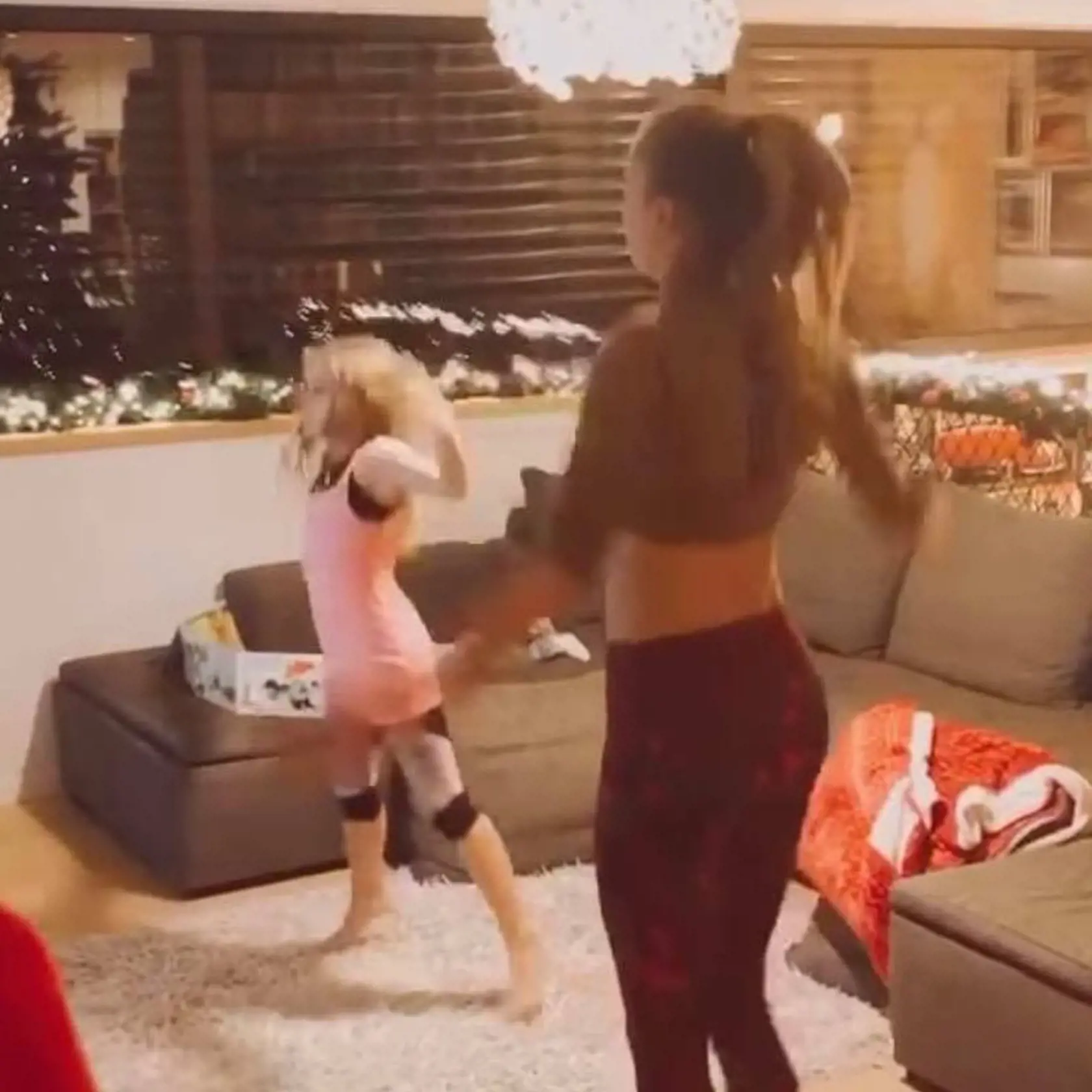 Dcérka Zoe jej býva niekedy parťáčkou pri cvičení.