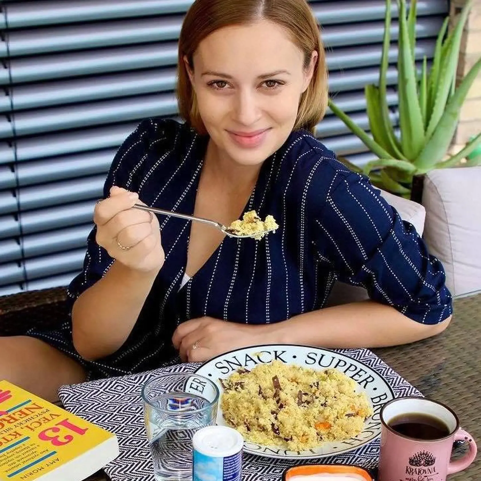 Mária si na terase domu v lete vychutnáva chutné jedlo.