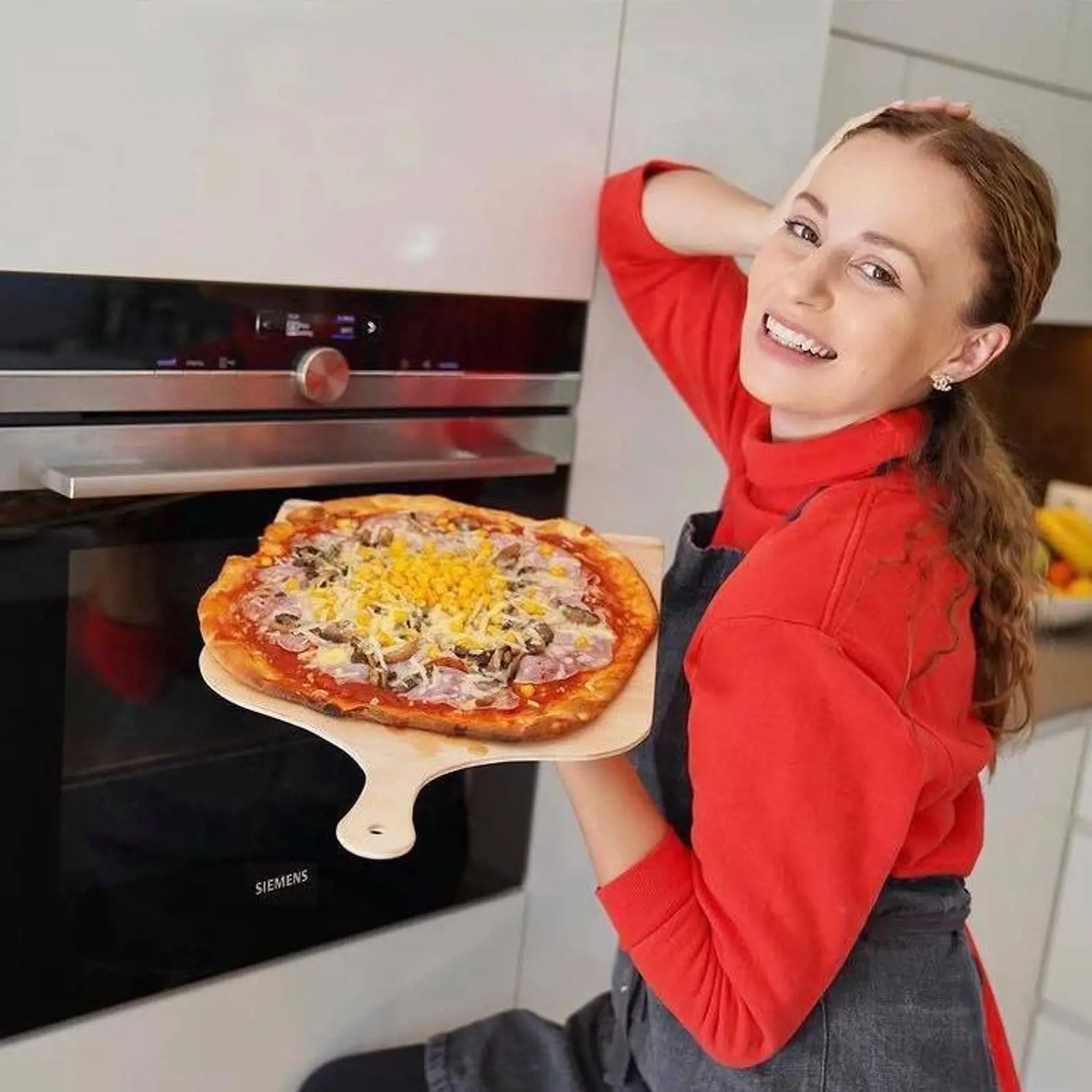 V bielej priestrannej kuchyni trávi Mária veľa času.