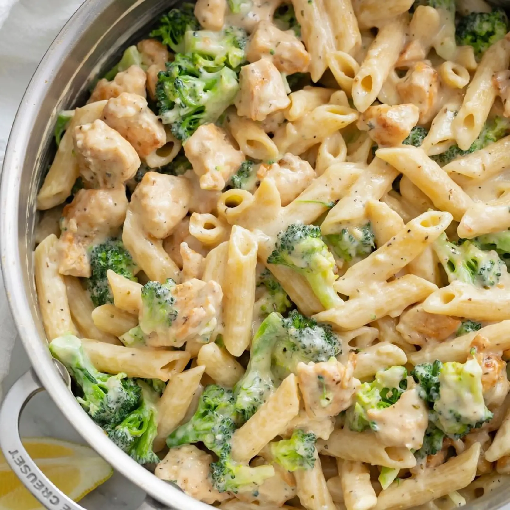 Penne s kuracim mäsom môžete dopniť aj brokolicou.