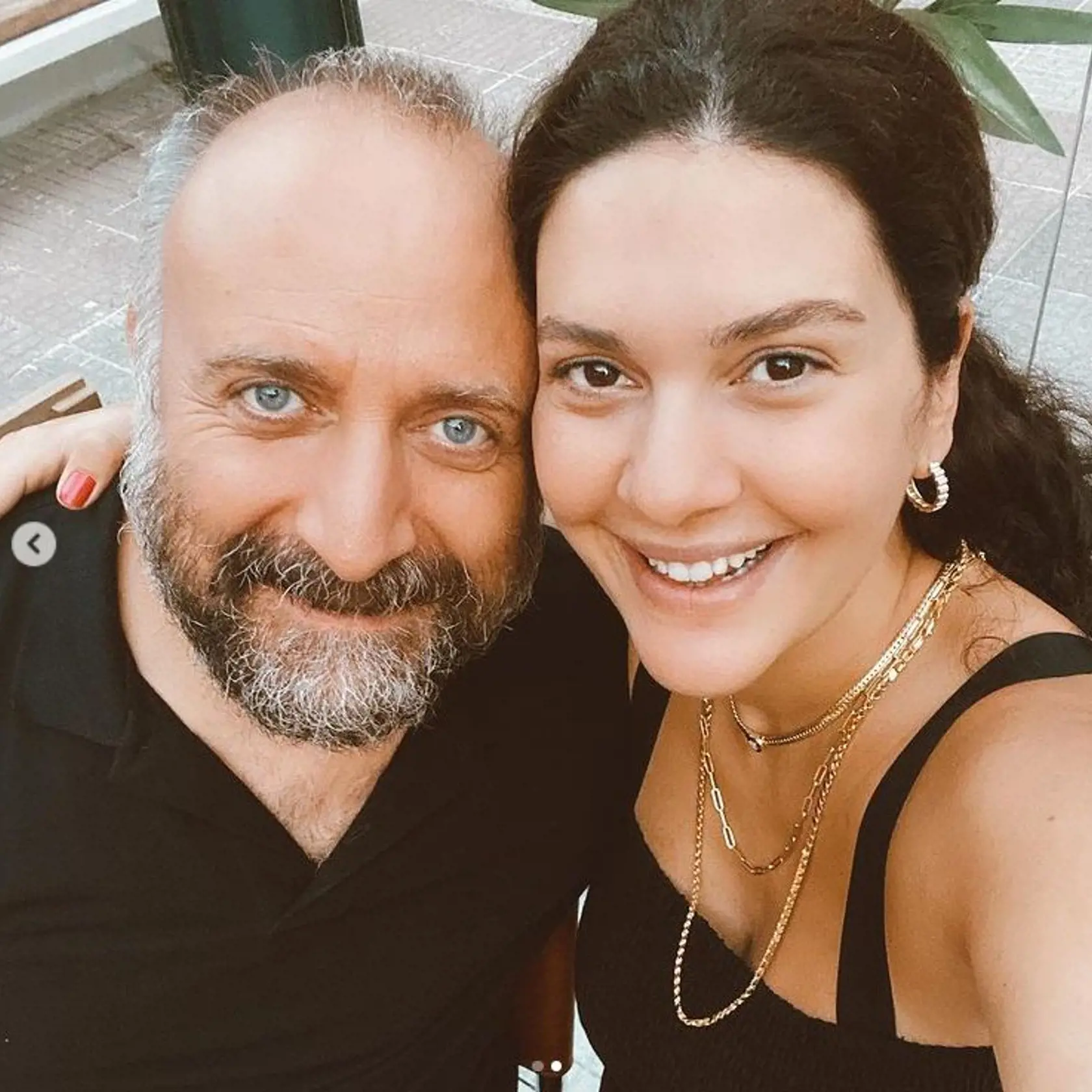 Šeherezáda a Onur žiaria šťastím. Čoskoro im do rodiny pribudne vytúžené dievčatko.