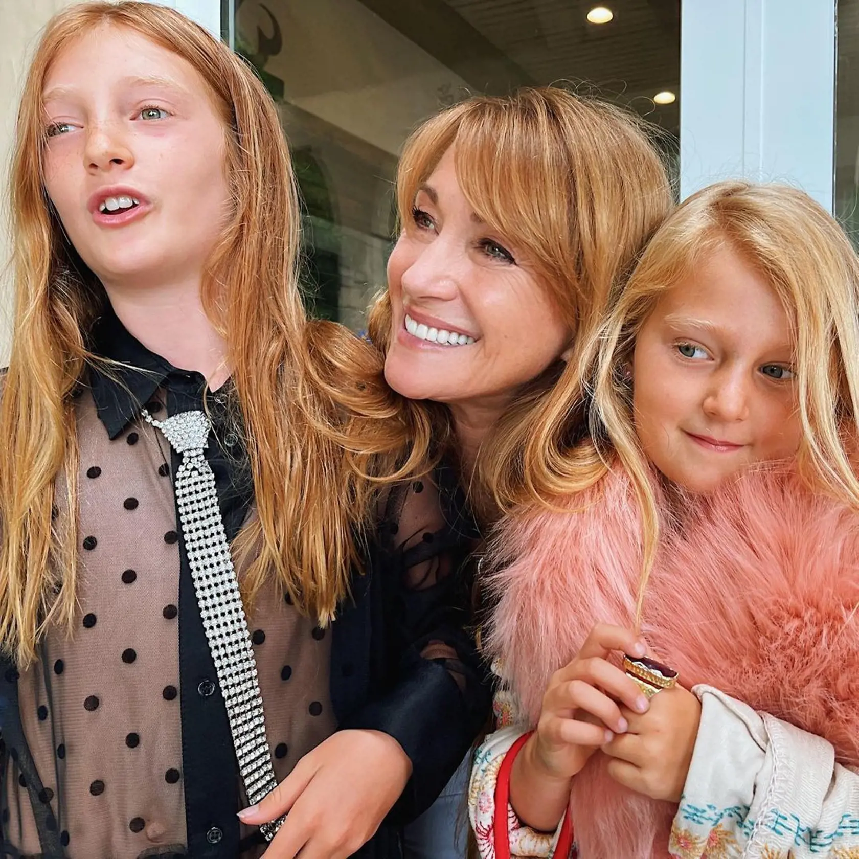 Jane Seymour s vnučkami, rodina ju naplňuje láskou a vďačnosťou.