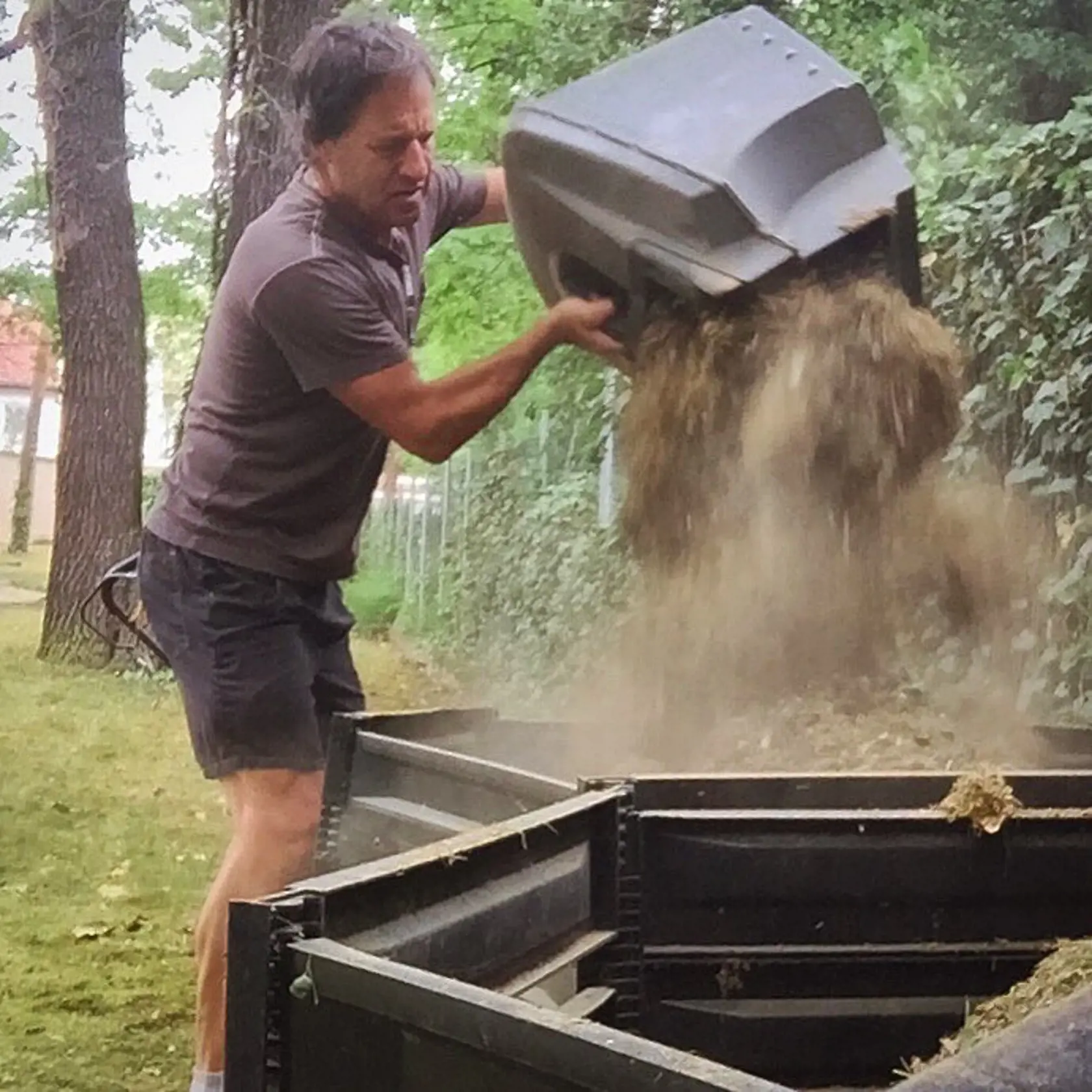 Aj trávu si Paľo Habera pokosí sám.