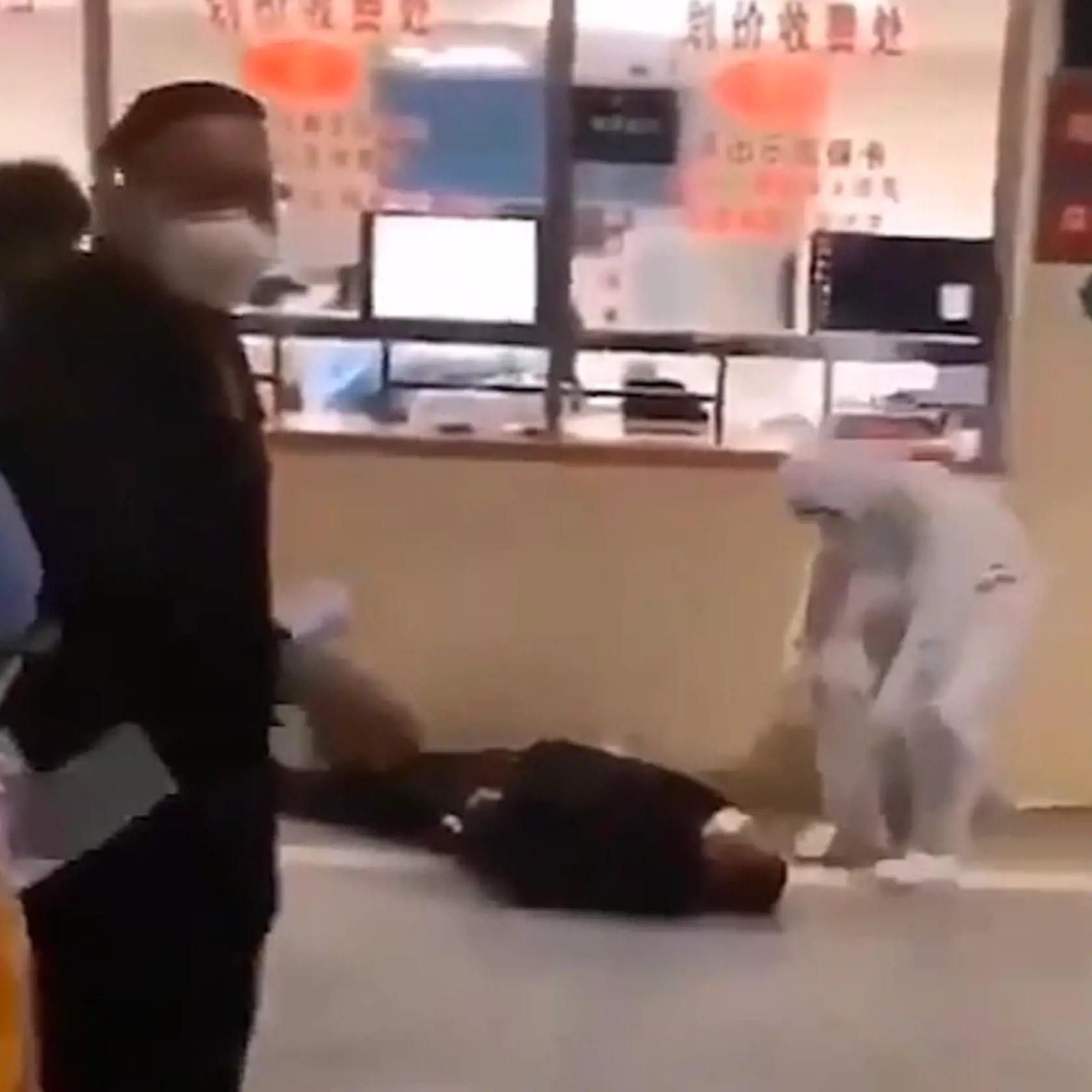 Hrôzostrašné zábery z Číny. Nakazení ľudia tam odpadávajú rovno na ulici.