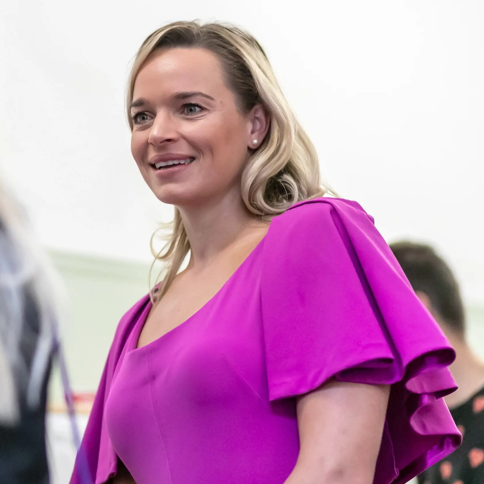 Extenistka a nezaradená poslankyňa Národnej rady Romana Tabák (32) stihla odvoliť už v doobednajších hodinách. Vo volebnej miestnosti sa postarala o poriadny rozruch svojim pink outfitom.