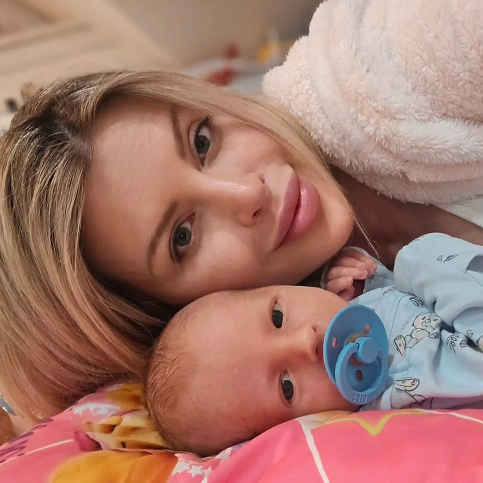 Lela Vémola sa po treťom pôrode zmenila. Upustila od výrazného make-upu. Fanúšikovia ju nespoznávajú a tvrdia, že omladla.