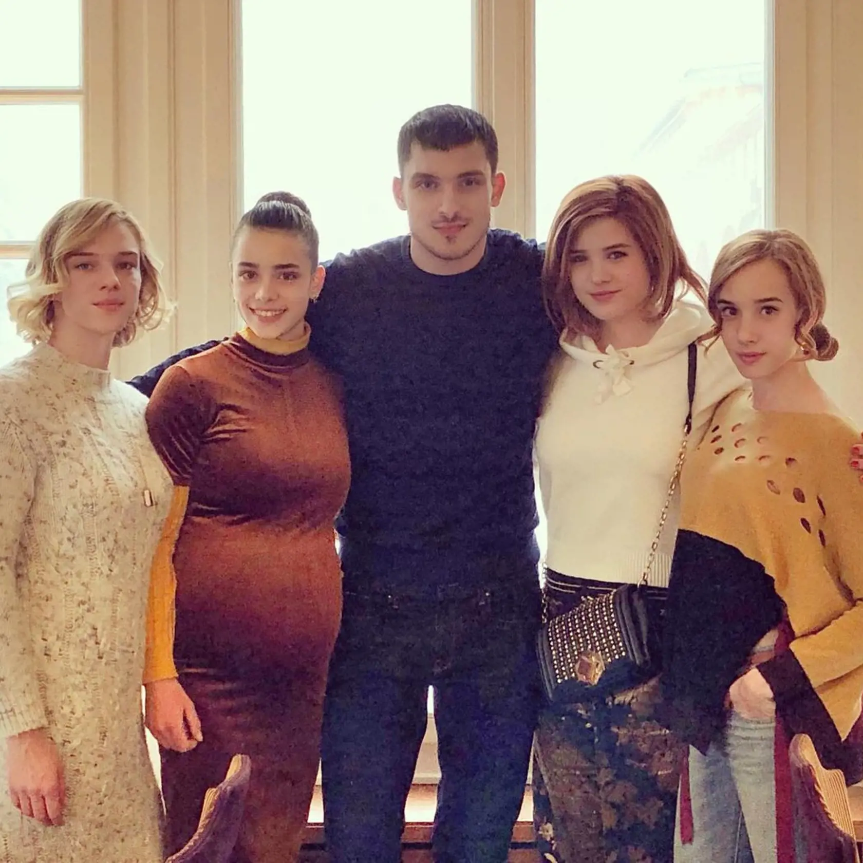 Janko Koleník s Antóniou Liškovou, Gabikou Marcinkovou, Táňou Pauhofovou a Zuzanou Norisovou. "Omladli" o asi 30 rokov.
