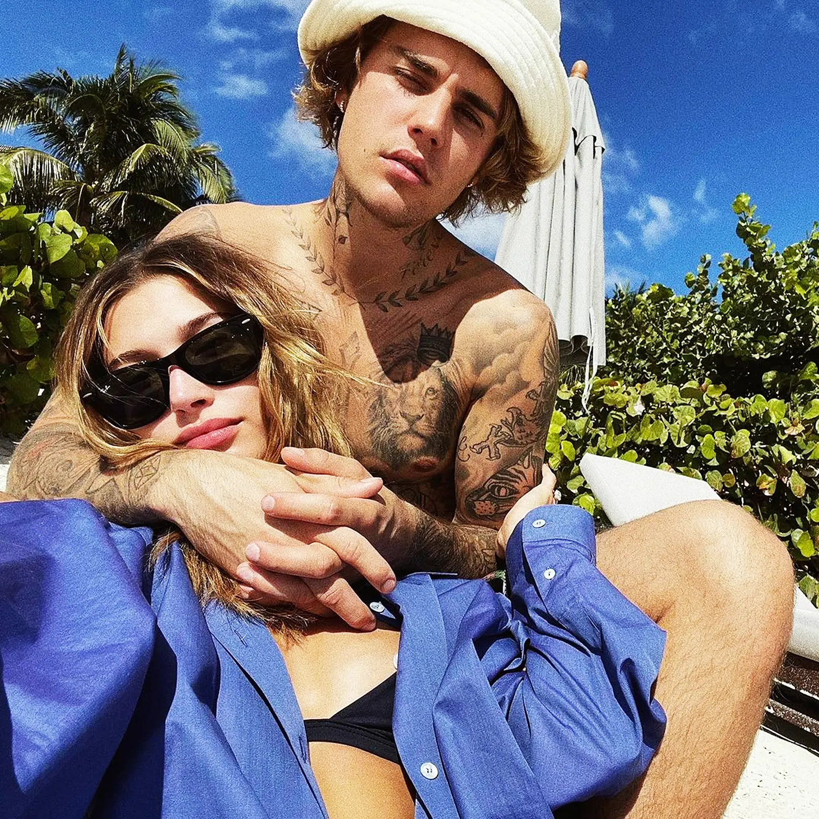 Justin a Hailey Bieber v teplúčku počas Vianoc.