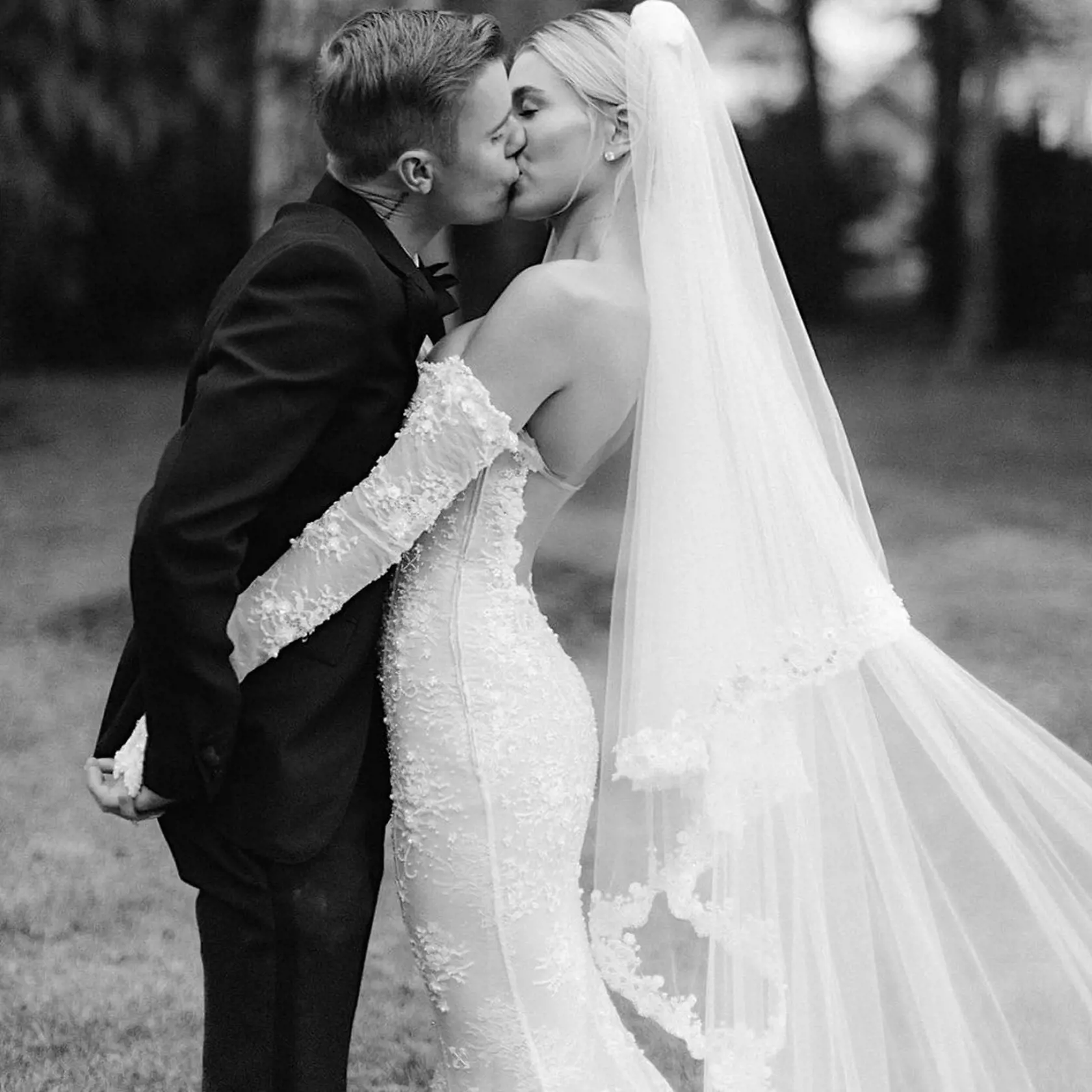 Spevák Justin Bieber a modelka Hailey Bieber počas svadobného dňa.