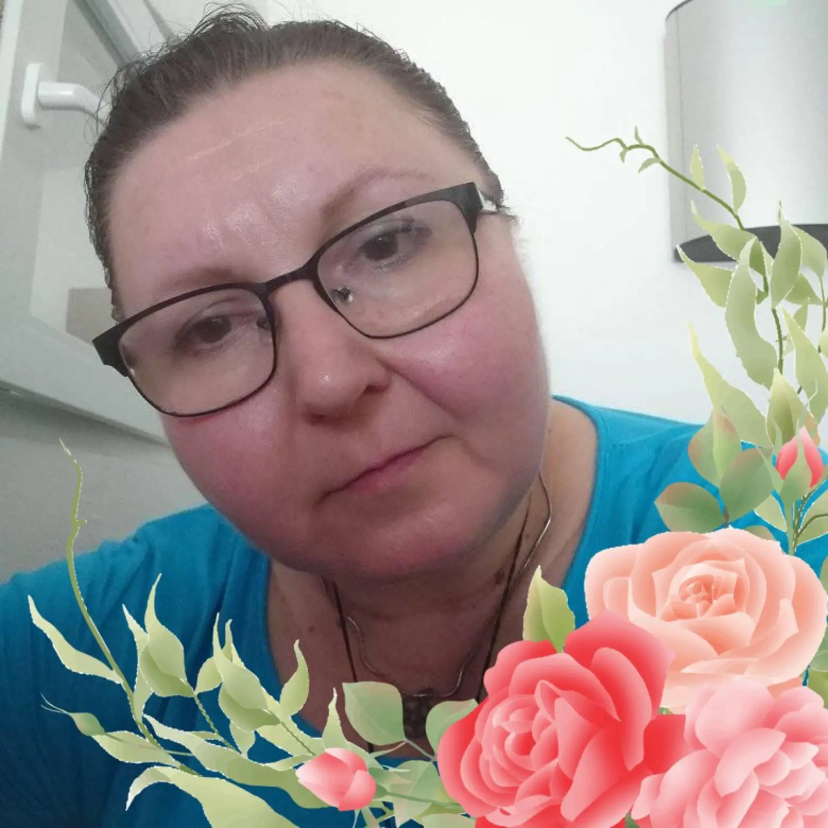 Denisa S.: „Pracovala som dlho v obchodoch. Hm, tie akcie sú zväčša o farbe štítku, ktorý upozorňuje o zníženej cene, nie však o skutočnej zľave.“