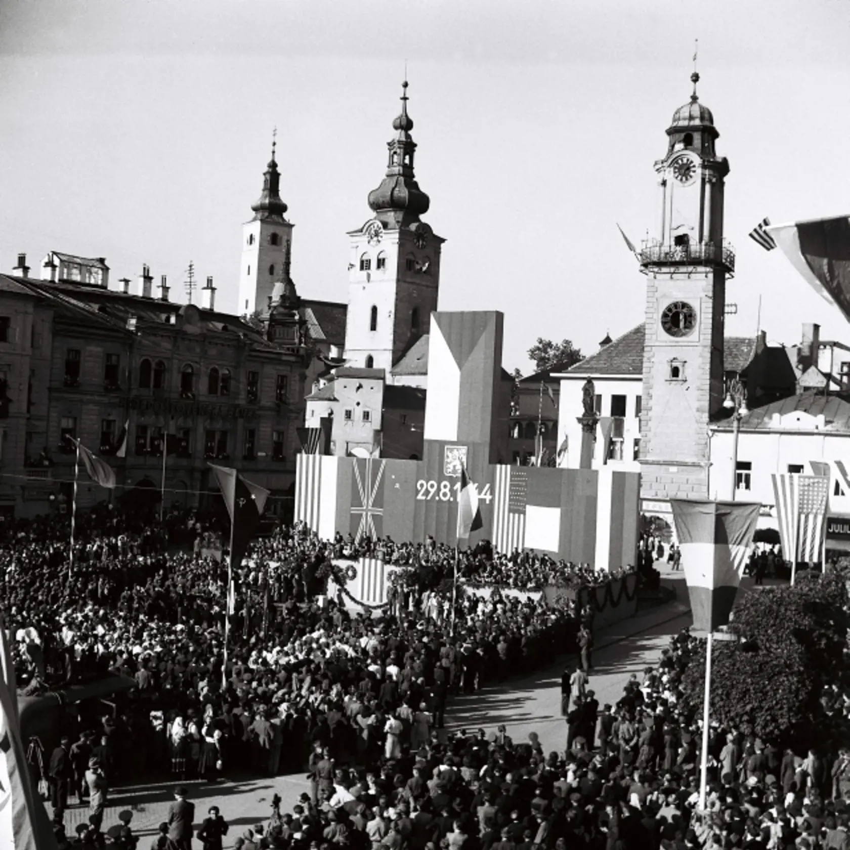 Oslavy prvého výroèia SNP v Banskej Bystrici 29. augusta 1945. Na archívnej snímke poh¾ad na úèastníkov zhromaždenia a tribúnu. FOTO ARCHÍV TASR - Jozef Teslík *** Local Caption *** retro sken scan Èeskoslovensko ÈSR Èeskoslovenská republika 40. roky komunistické historické udalosti