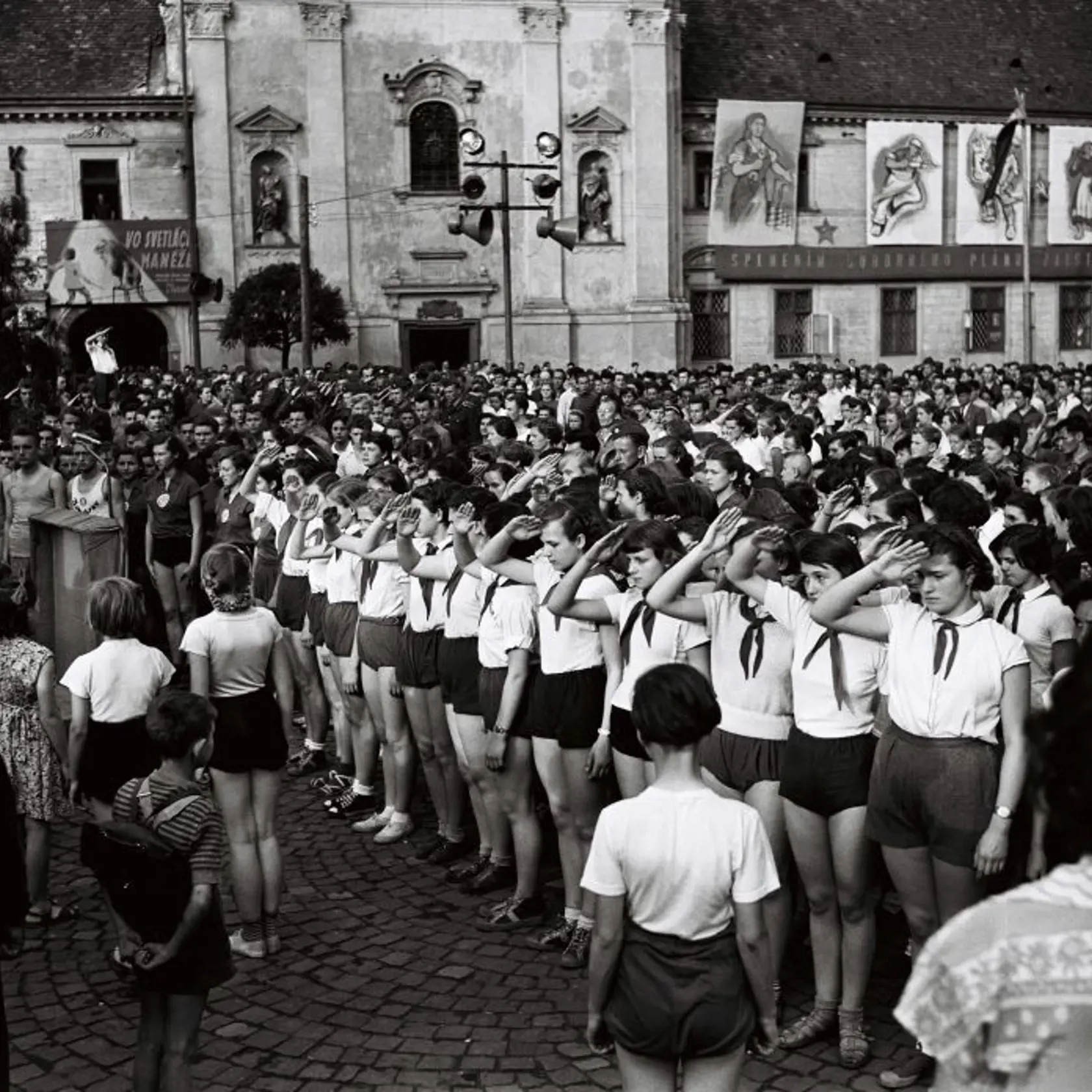 Na archívnej snímke z 9. mája 1952 oslavy oslobodenia Èeskoslovenska Sovietskou armádou. FOTO TASR *** Local Caption *** Slovensko Èeskoslovensko druhá svetová vojna oslobodenie výroèie  Deò víazstva oslavy výroèie obyvatelia 2. svetová vojna koniec oslobodenie od fašizmu fašizmus nacizmus porážka Sovietska Èervená armáda ÈA víazstvo história 1945 politika