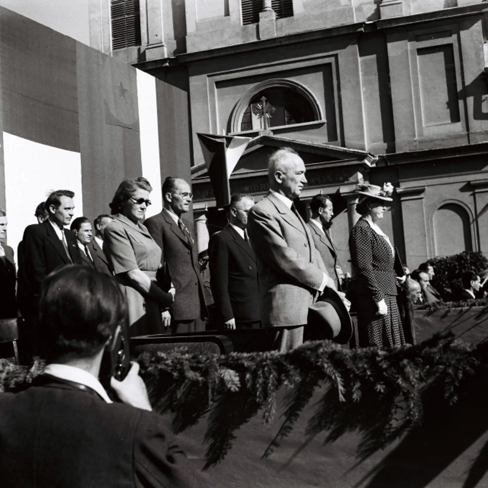 Oslavy prvého výroèia SNP v Banskej Bystrici 29. augusta 1945. Na archívnej snímke sprava Gustáv Husák , prezident Eduard Beneš, Karol Šmidke a Laco Novomeský na slávnostnej tribúne poèas štátnej hymny. FOTO ARCHÍV TASR - Jozef Teslík *** Local Caption *** retro sken scan Èeskoslovensko ÈSR Èeskoslovenská republika 40. roky komunistické historické udalosti komunizmus politici Karol Šmidke Laco Novomeský Gustáv Husák manželky manželka Hana Benešová