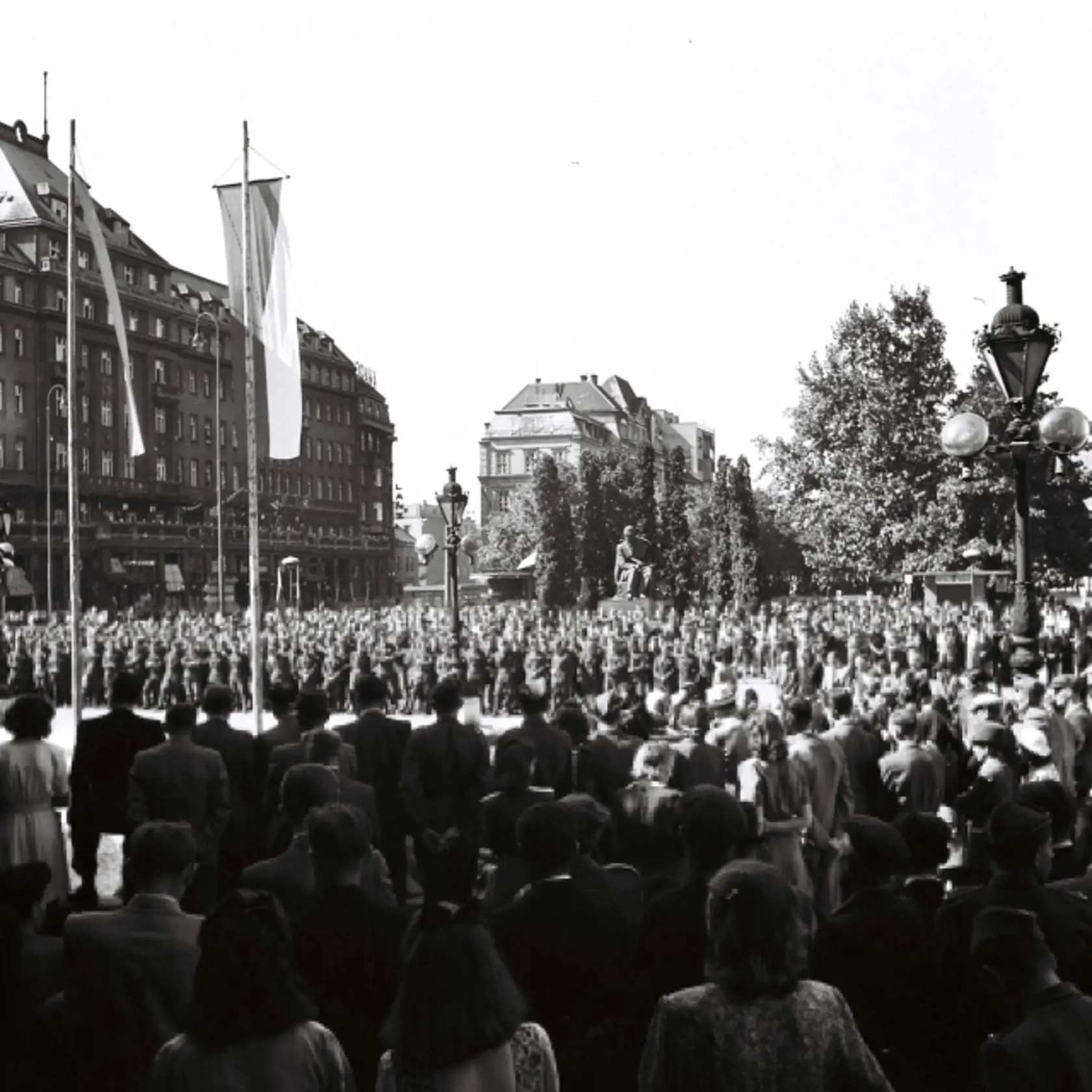 Oslavy prvého výroèia SNP 23. augusta 1945 v Bratislave. Na archívnej snímke celkový poh¾ad na úèastníkov. FOTO ARCHÍV TASR - Anton Tarkoš *** Local Caption *** retro sken scan Èeskoslovensko ÈSR Èeskoslovenská republika 40. roky komunistické historické udalosti