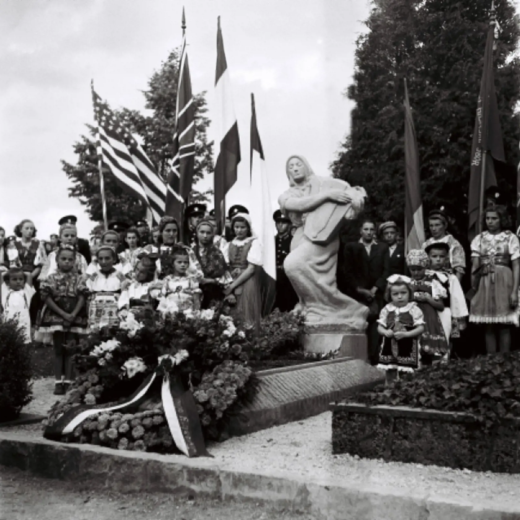 Oslavy prvého výroèia SNP 25. - 26. augusta  1945 v Turèianskom Sv. Martine. Na archívnej snímke odhalený pomník básnikovi Vladimírovi Royovi od akademického sochára Fraòa Štefunku. FOTO ARCHÍV TASR - Jozef Teslík *** Local Caption *** retro sken scan Èeskoslovensko ÈSR Èeskoslovenská republika 40. roky komunistické historické udalosti