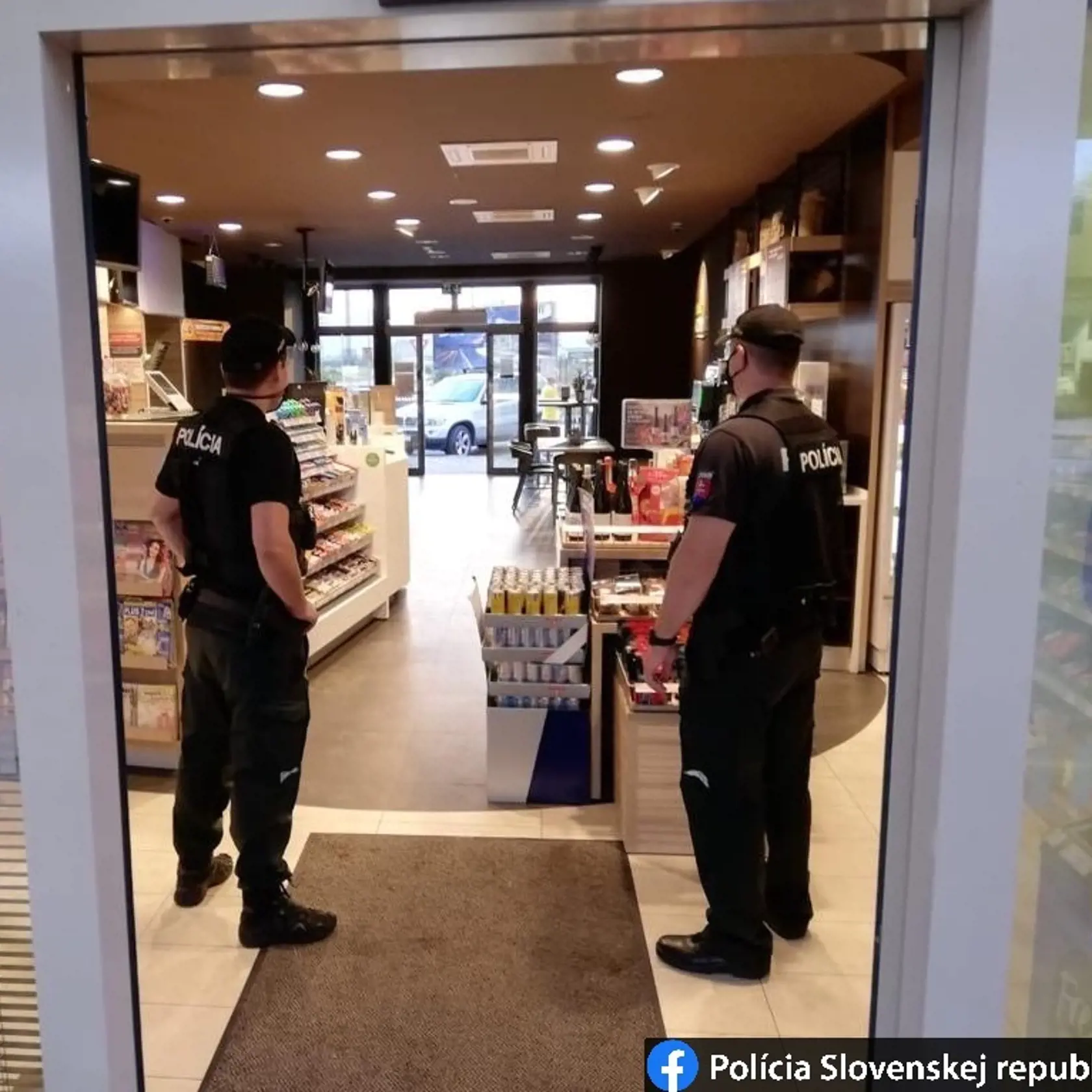 V posledných dňoch policajti zintenzívnili kontroly nosenia rúšok v obchodoch, kostoloch, dopravných prostriedkoch či na diskotékach a v baroch.