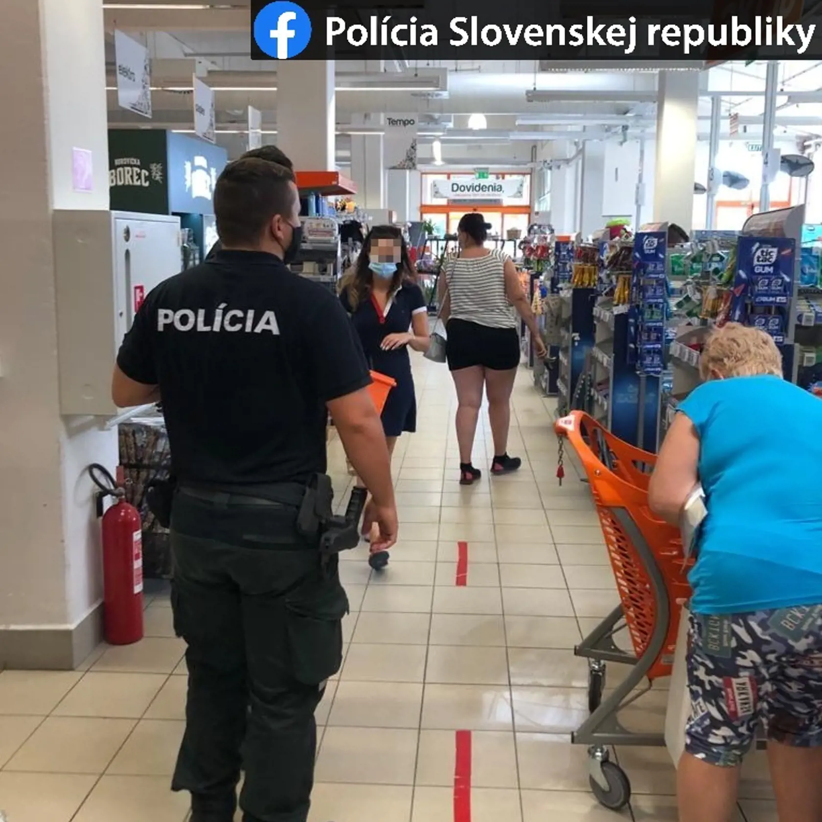 V posledných dňoch policajti zintenzívnili kontroly nosenia rúšok v obchodoch, kostoloch, dopravných prostriedkoch či na diskotékach a v baroch.
