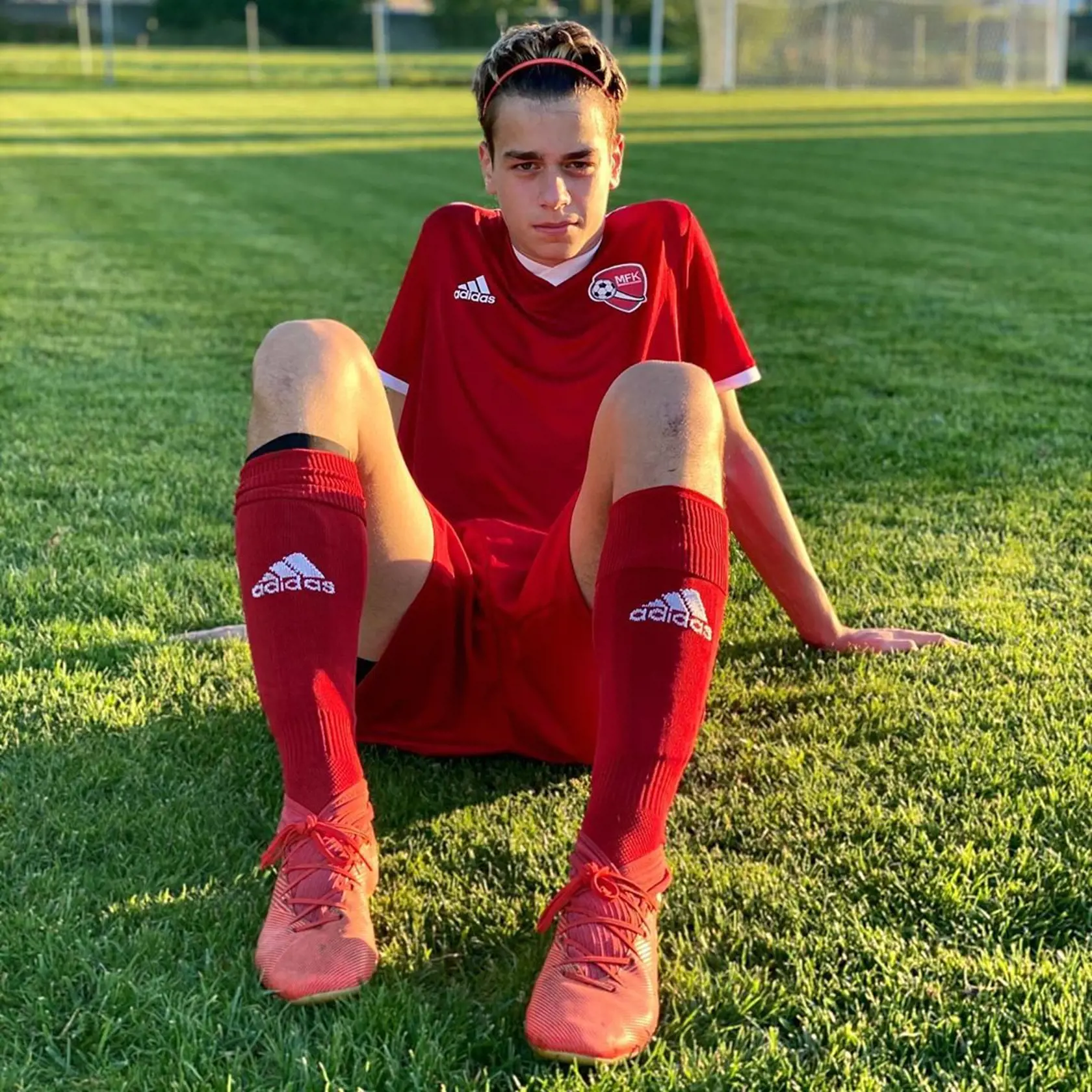 Starší syn Vlada Kobielskeho Kristián sa venuje futbalu.