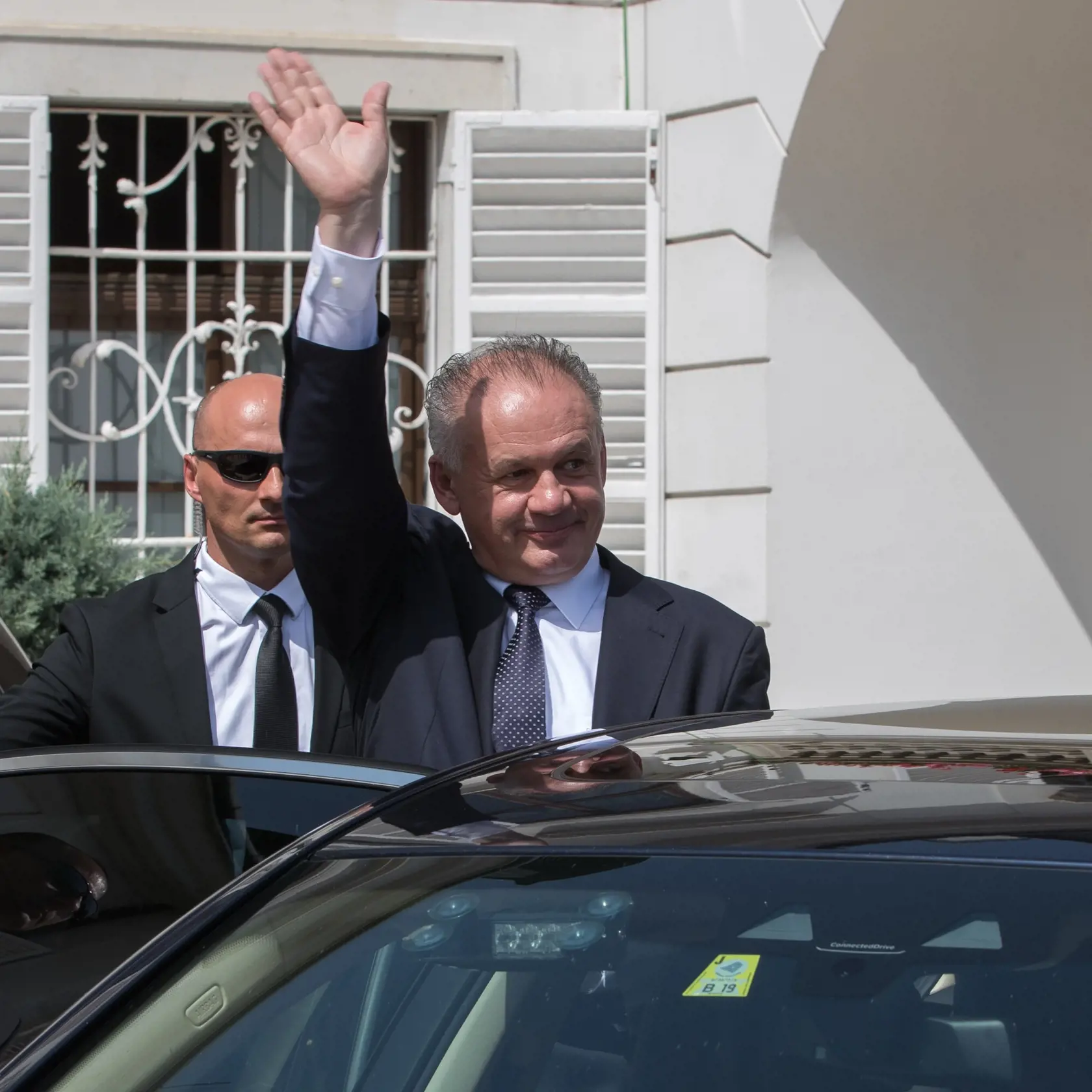 Deň inaugurácie prvej slovenskej prezidentky Zuzany Čaputovej. Na snímke bývalý prezident Andrej Kiska opúšta prezidentský palác.