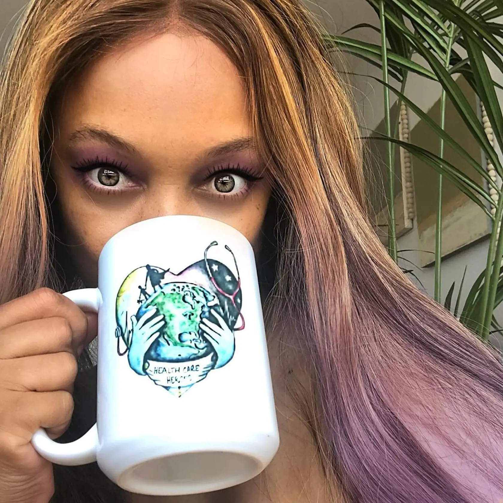 Tyra má krásne oči.