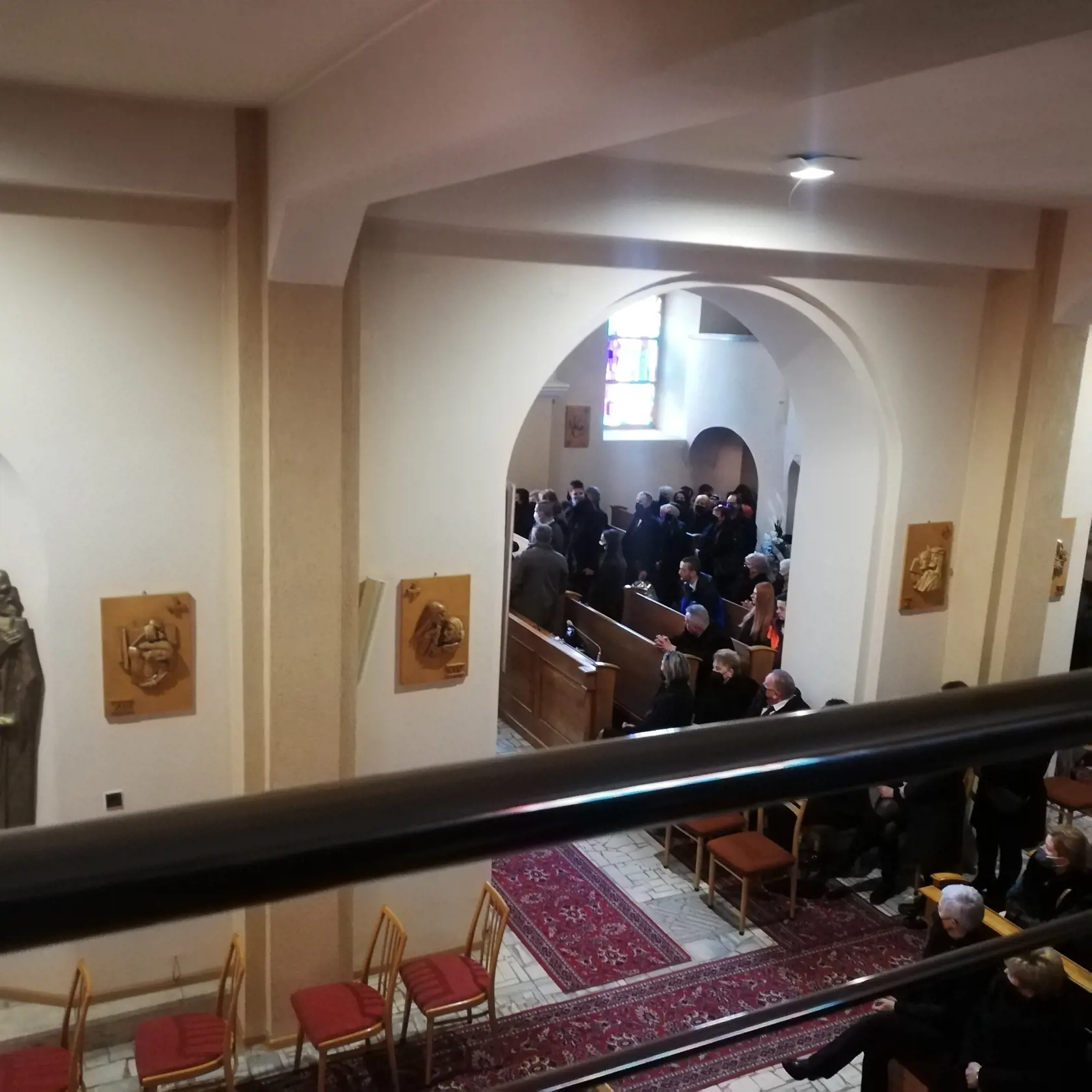 Pred začiatkom pohrebu železničného policajta Filipa (†29) prijímali pozostalé - priateľka Nikola a mama Denisa kondolencia. Zúfalý plač mamy sa niesol celým kostolom. Pred začiatkom pohrebných obradov policajná čestná stráž prikryla truhlu štátnou vlajkou, po ich skončení ju zloženú odovzdali Nikole, matke ich spoločného dieťatka, ročnej Violky.