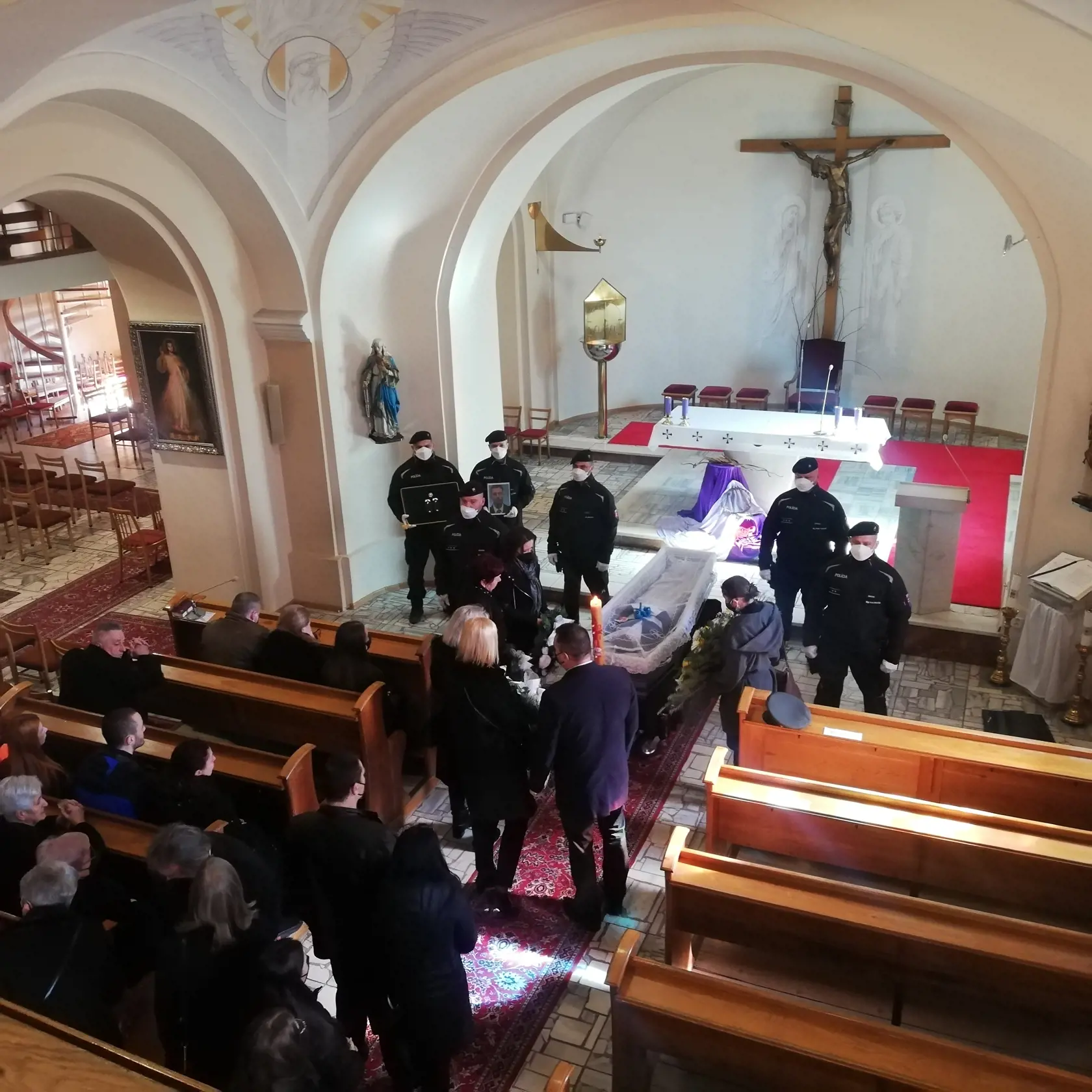 Pred začiatkom pohrebu železničného policajta Filipa (†29) prijímali pozostalé - priateľka Nikola a mama Denisa kondolencia. Zúfalý plač mamy sa niesol celým kostolom. Pred začiatkom pohrebných obradov policajná čestná stráž prikryla truhlu štátnou vlajkou, po ich skončení ju zloženú odovzdali Nikole, matke ich spoločného dieťatka, ročnej Violky.