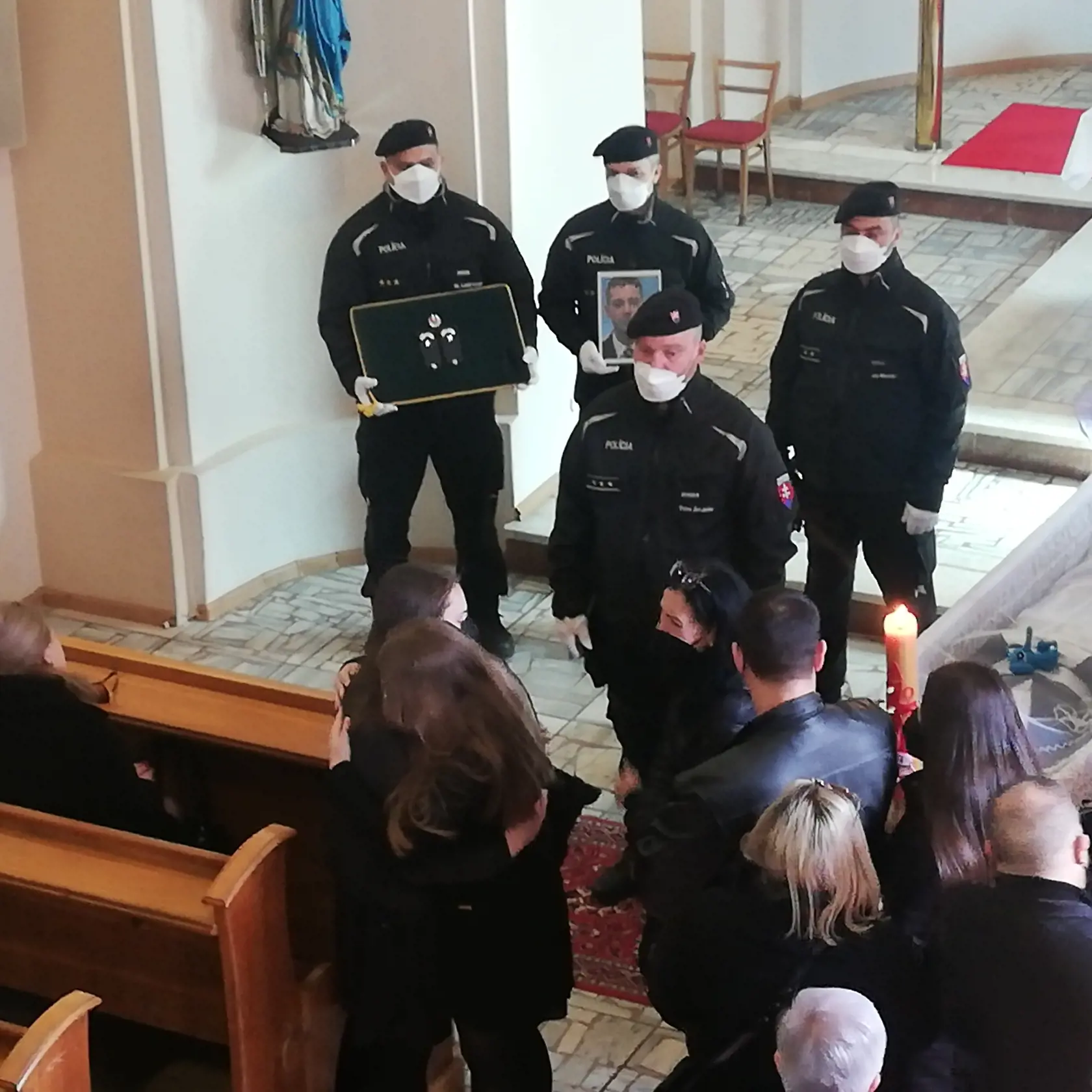 Pred začiatkom pohrebu železničného policajta Filipa (†29) prijímali pozostalé - priateľka Nikola a mama Denisa kondolencia. Zúfalý plač mamy sa niesol celým kostolom. Pred začiatkom pohrebných obradov policajná čestná stráž prikryla truhlu štátnou vlajkou, po ich skončení ju zloženú odovzdali Nikole, matke ich spoločného dieťatka, ročnej Violky.