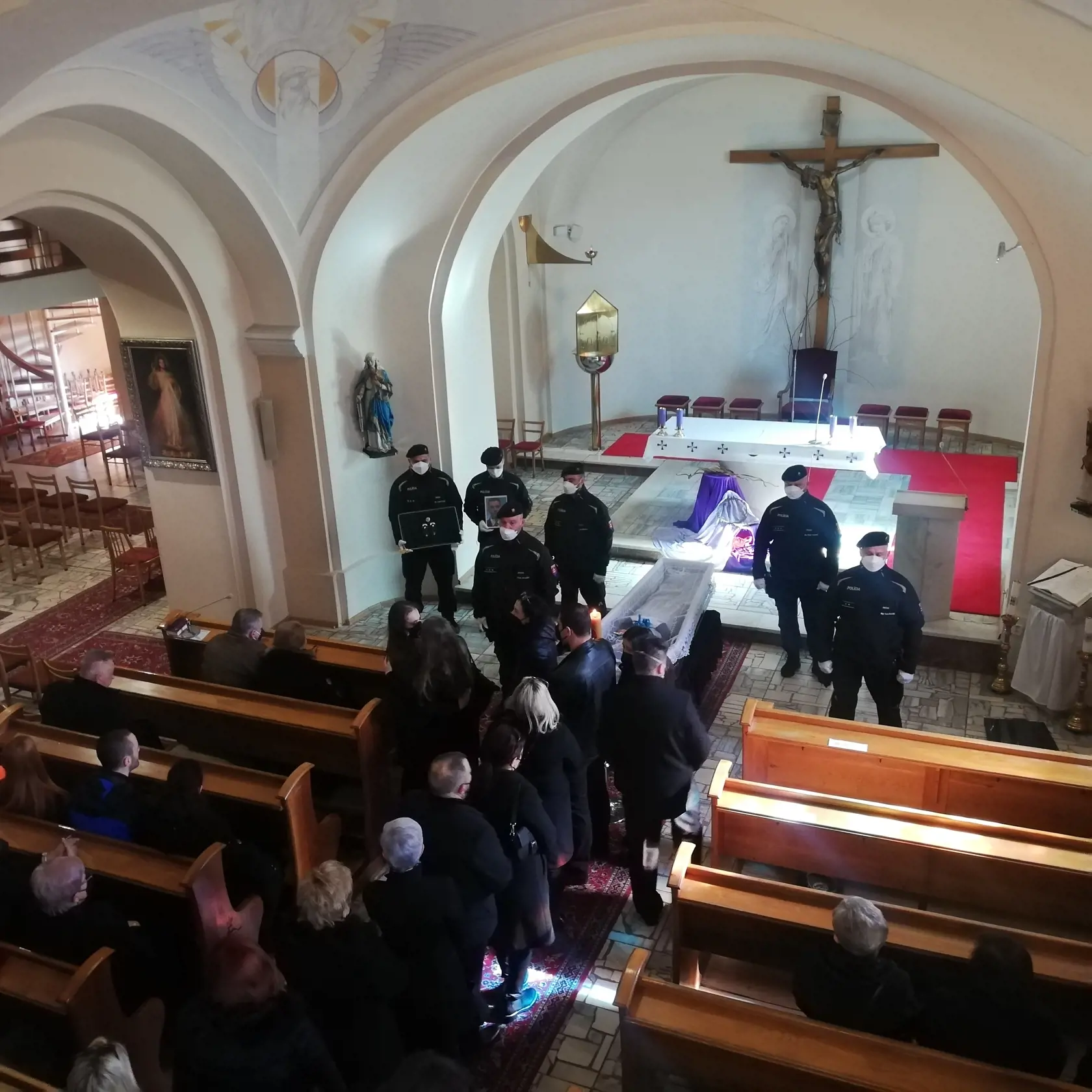Pred začiatkom pohrebu železničného policajta Filipa (†29) prijímali pozostalé - priateľka Nikola a mama Denisa kondolencia. Zúfalý plač mamy sa niesol celým kostolom. Pred začiatkom pohrebných obradov policajná čestná stráž prikryla truhlu štátnou vlajkou, po ich skončení ju zloženú odovzdali Nikole, matke ich spoločného dieťatka, ročnej Violky.