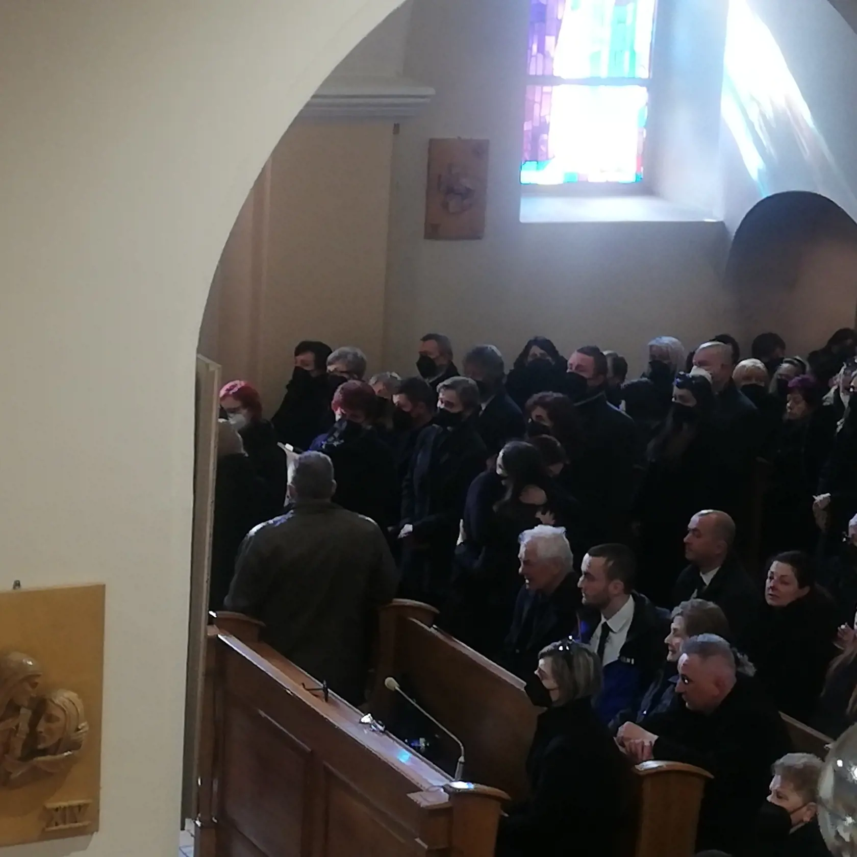 Pred začiatkom pohrebu železničného policajta Filipa (†29) prijímali pozostalé - priateľka Nikola a mama Denisa kondolencia. Zúfalý plač mamy sa niesol celým kostolom. Pred začiatkom pohrebných obradov policajná čestná stráž prikryla truhlu štátnou vlajkou, po ich skončení ju zloženú odovzdali Nikole, matke ich spoločného dieťatka, ročnej Violky.