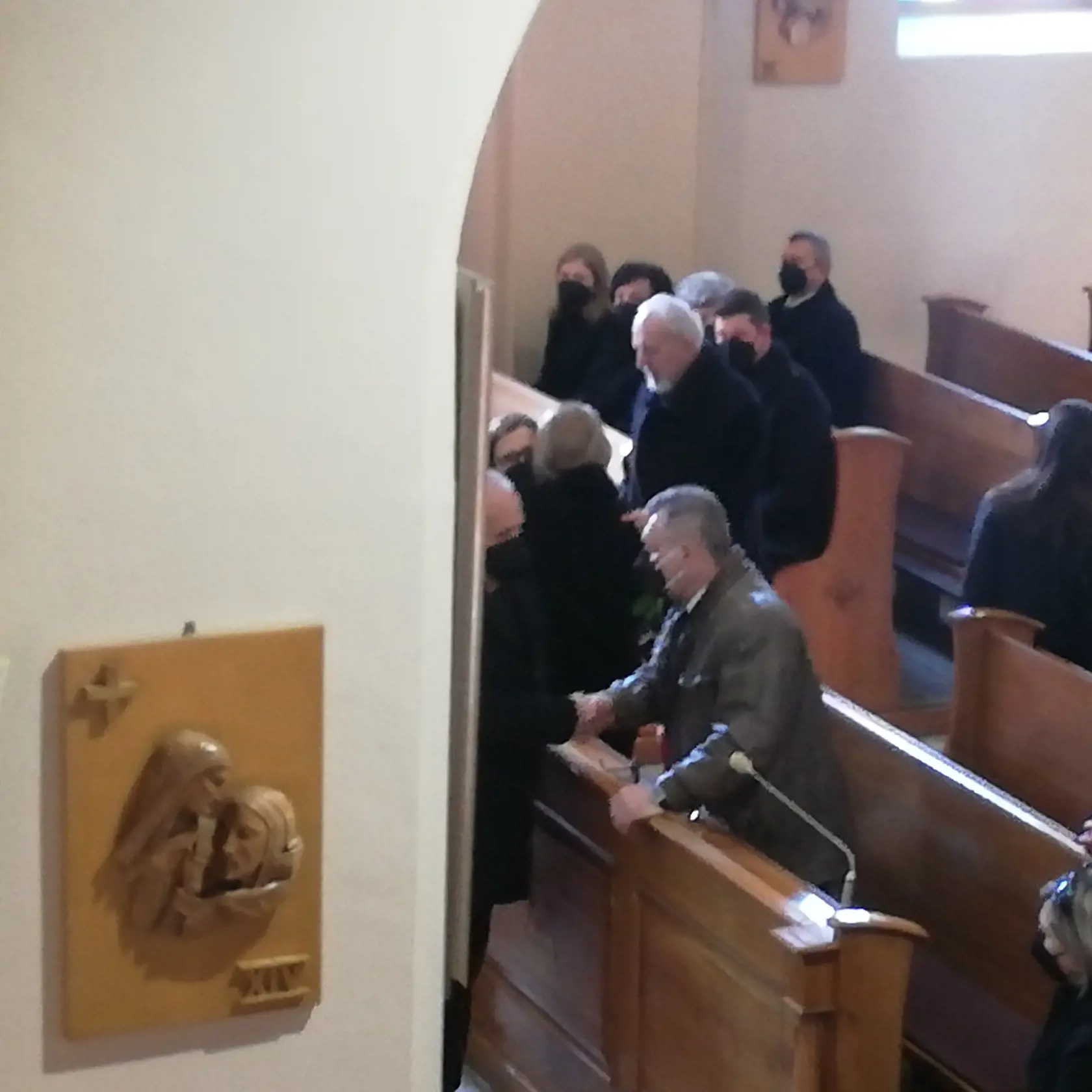 Pred začiatkom pohrebu železničného policajta Filipa (†29) prijímali pozostalé - priateľka Nikola a mama Denisa kondolencia. Zúfalý plač mamy sa niesol celým kostolom. Pred začiatkom pohrebných obradov policajná čestná stráž prikryla truhlu štátnou vlajkou, po ich skončení ju zloženú odovzdali Nikole, matke ich spoločného dieťatka, ročnej Violky.