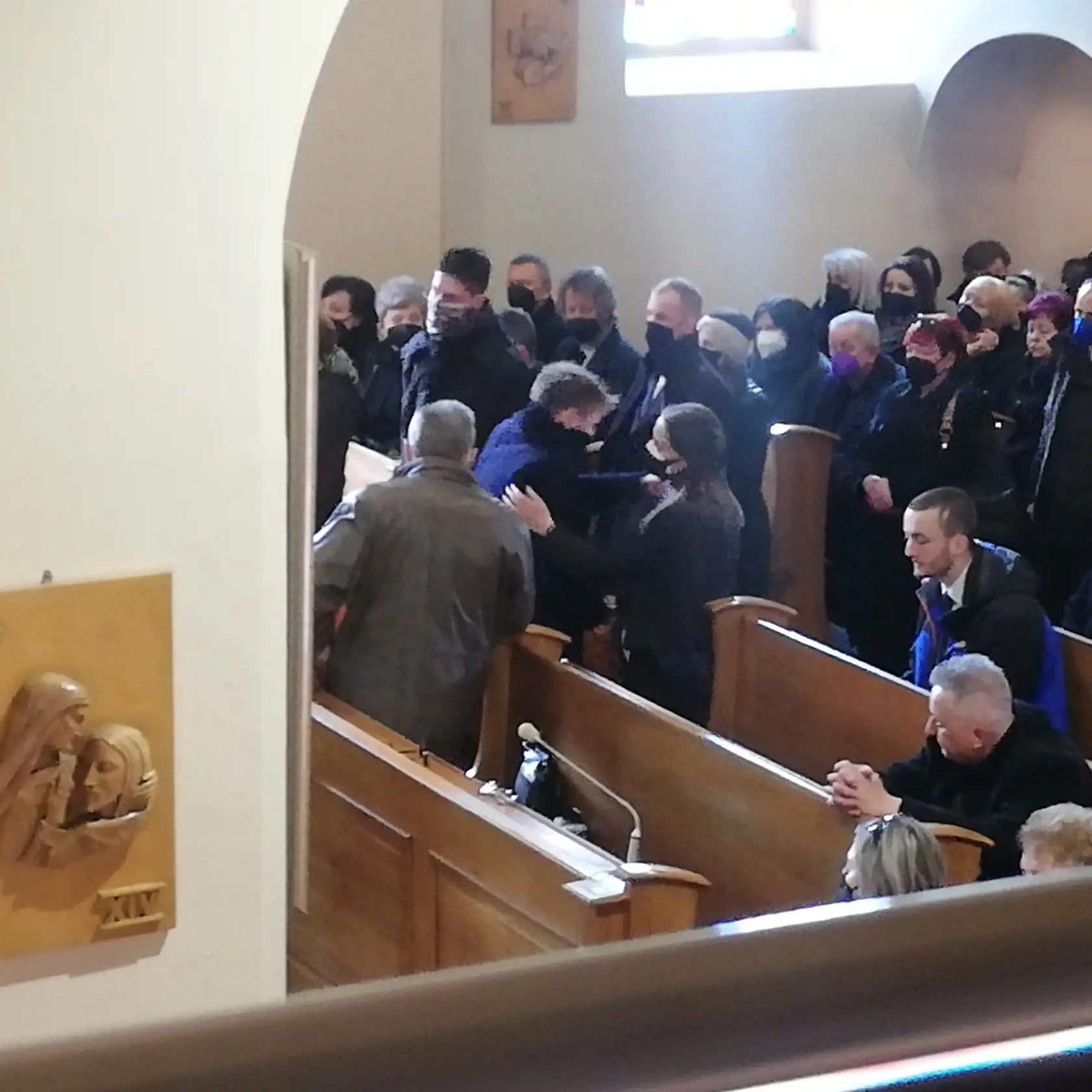 Pred začiatkom pohrebu železničného policajta Filipa (†29) prijímali pozostalé - priateľka Nikola a mama Denisa kondolencia. Zúfalý plač mamy sa niesol celým kostolom. Pred začiatkom pohrebných obradov policajná čestná stráž prikryla truhlu štátnou vlajkou, po ich skončení ju zloženú odovzdali Nikole, matke ich spoločného dieťatka, ročnej Violky.