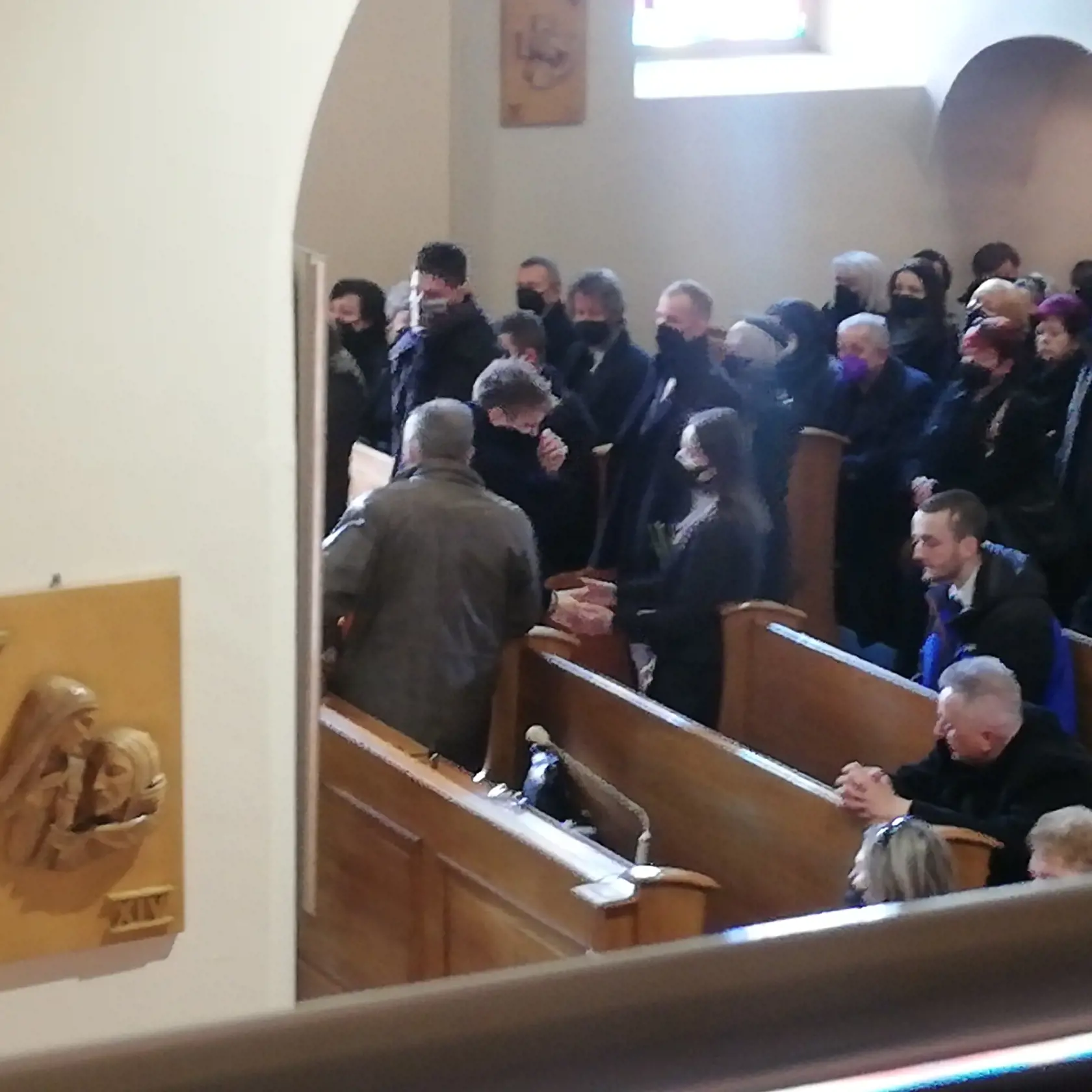 Pred začiatkom pohrebu železničného policajta Filipa (†29) prijímali pozostalé - priateľka Nikola a mama Denisa kondolencia. Zúfalý plač mamy sa niesol celým kostolom. Pred začiatkom pohrebných obradov policajná čestná stráž prikryla truhlu štátnou vlajkou, po ich skončení ju zloženú odovzdali Nikole, matke ich spoločného dieťatka, ročnej Violky.